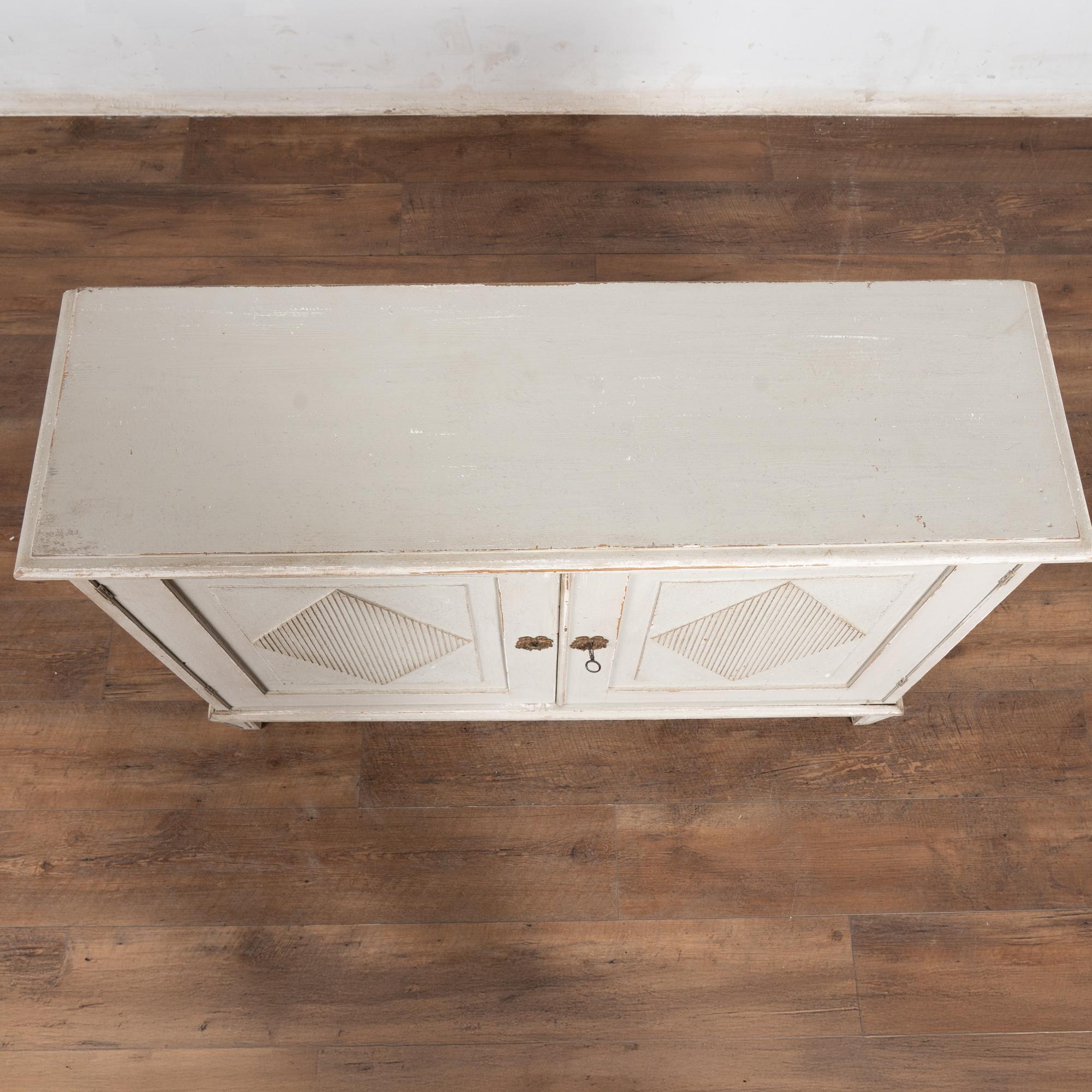 Credenza svedese gustaviana stretta in pino del XIX secolo in vendita 4