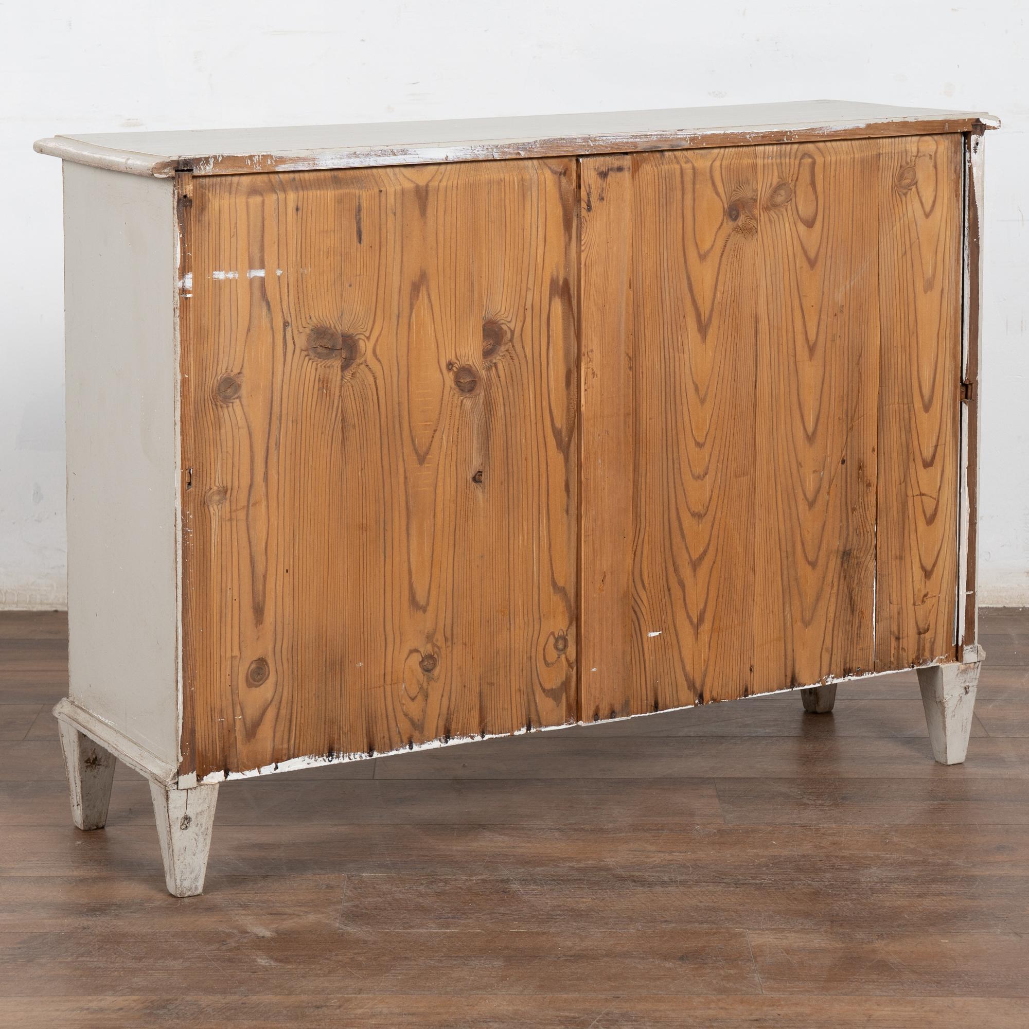 Credenza svedese gustaviana stretta in pino del XIX secolo in vendita 5