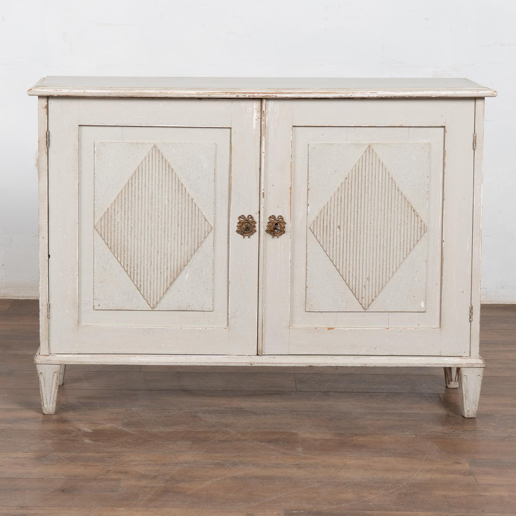 Gustaviano Credenza svedese gustaviana stretta in pino del XIX secolo in vendita