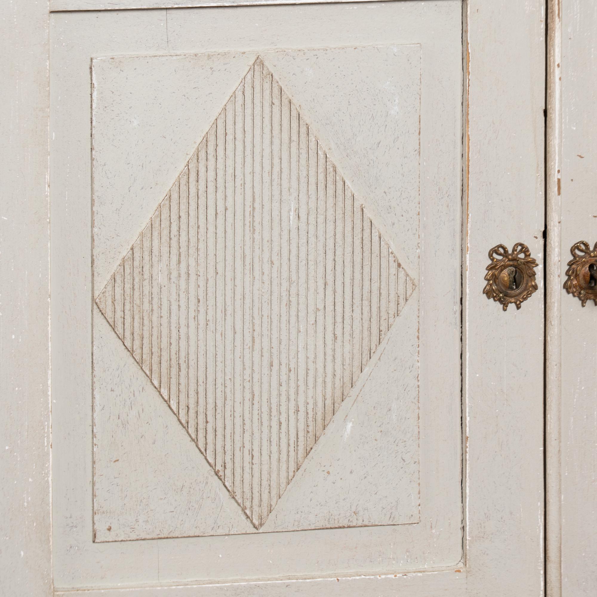 Credenza svedese gustaviana stretta in pino del XIX secolo In condizioni buone in vendita a Round Top, TX