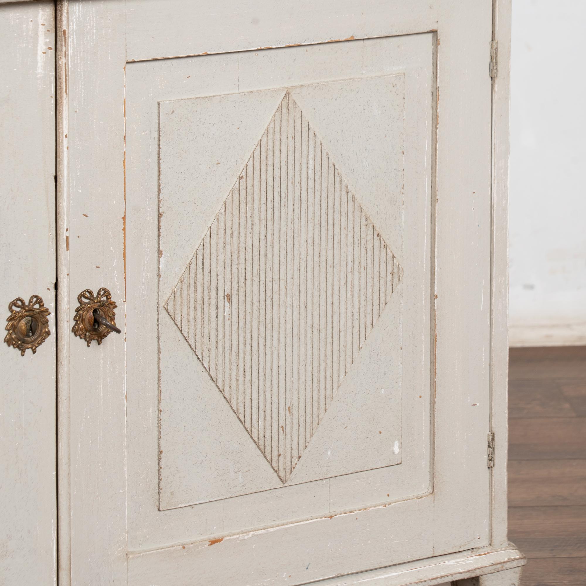 Legno Credenza svedese gustaviana stretta in pino del XIX secolo in vendita