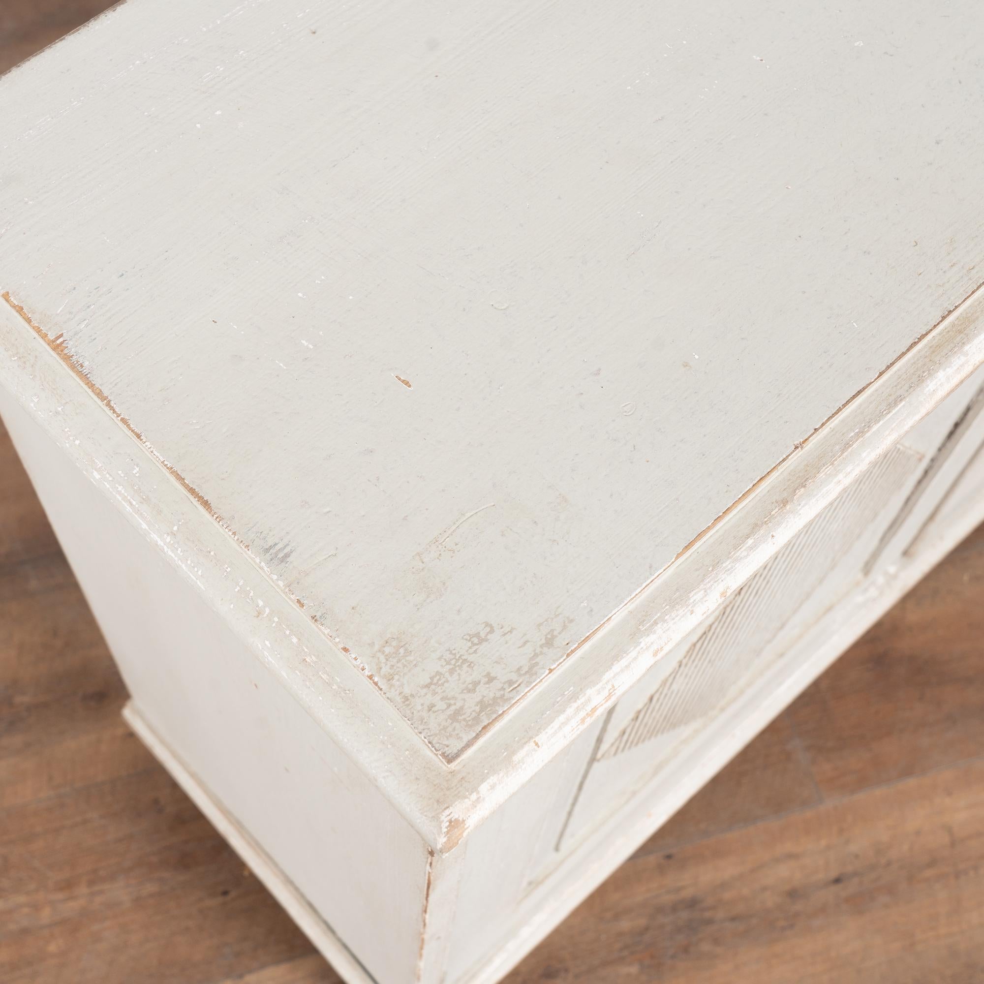 Credenza svedese gustaviana stretta in pino del XIX secolo in vendita 1