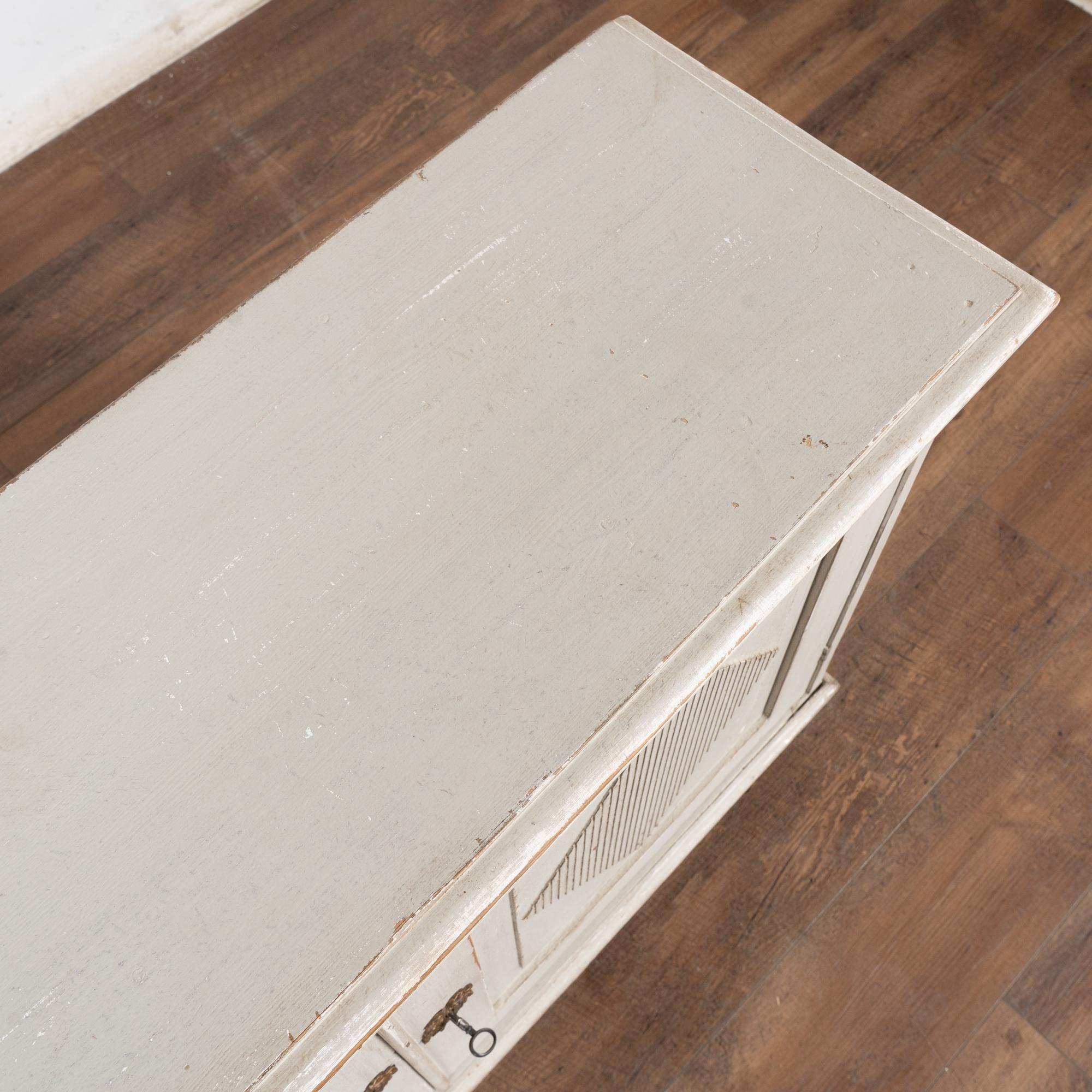 Credenza svedese gustaviana stretta in pino del XIX secolo in vendita 2