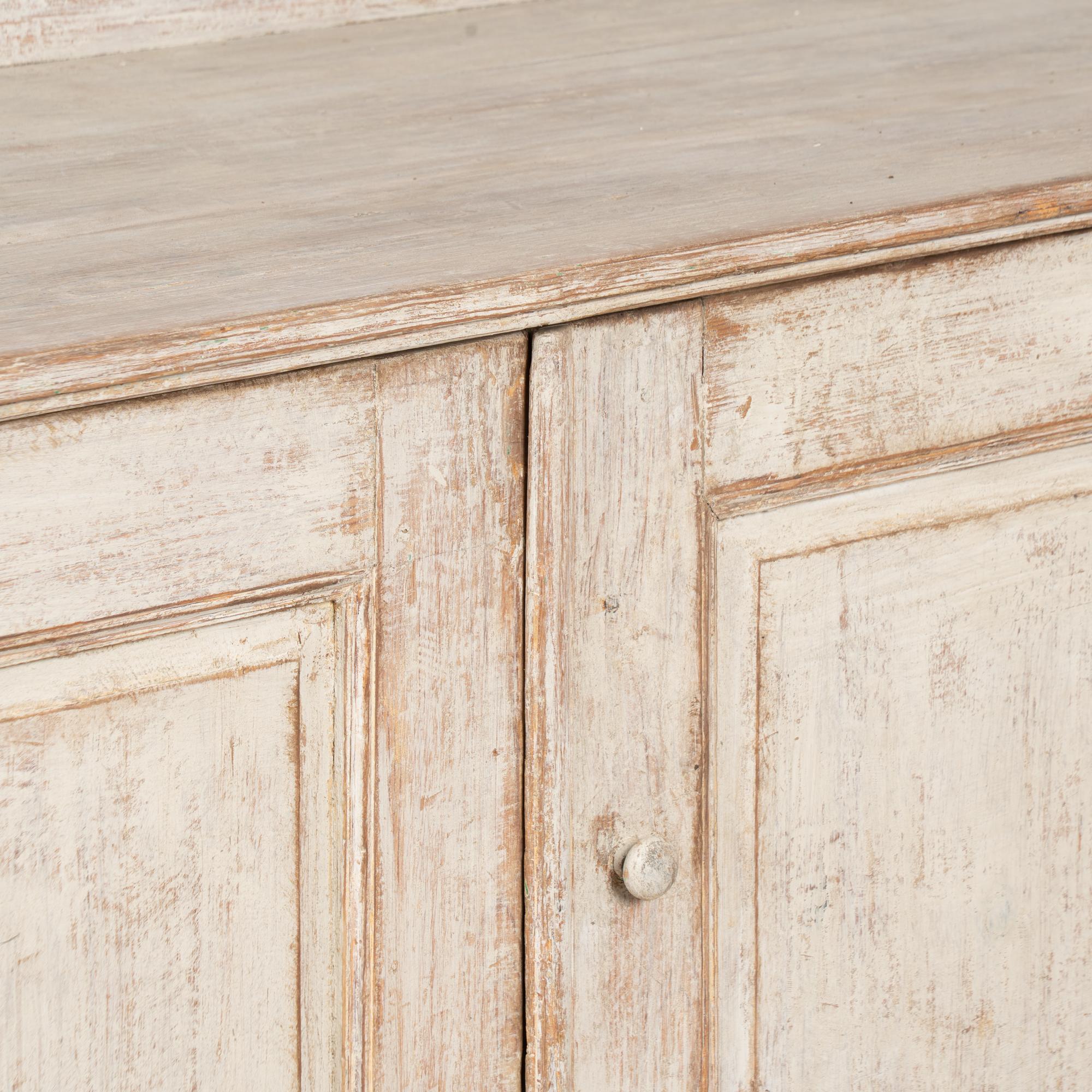 Credenza in pino svedese del XIX secolo in stile gustaviano, armadio a buffet in vendita 4
