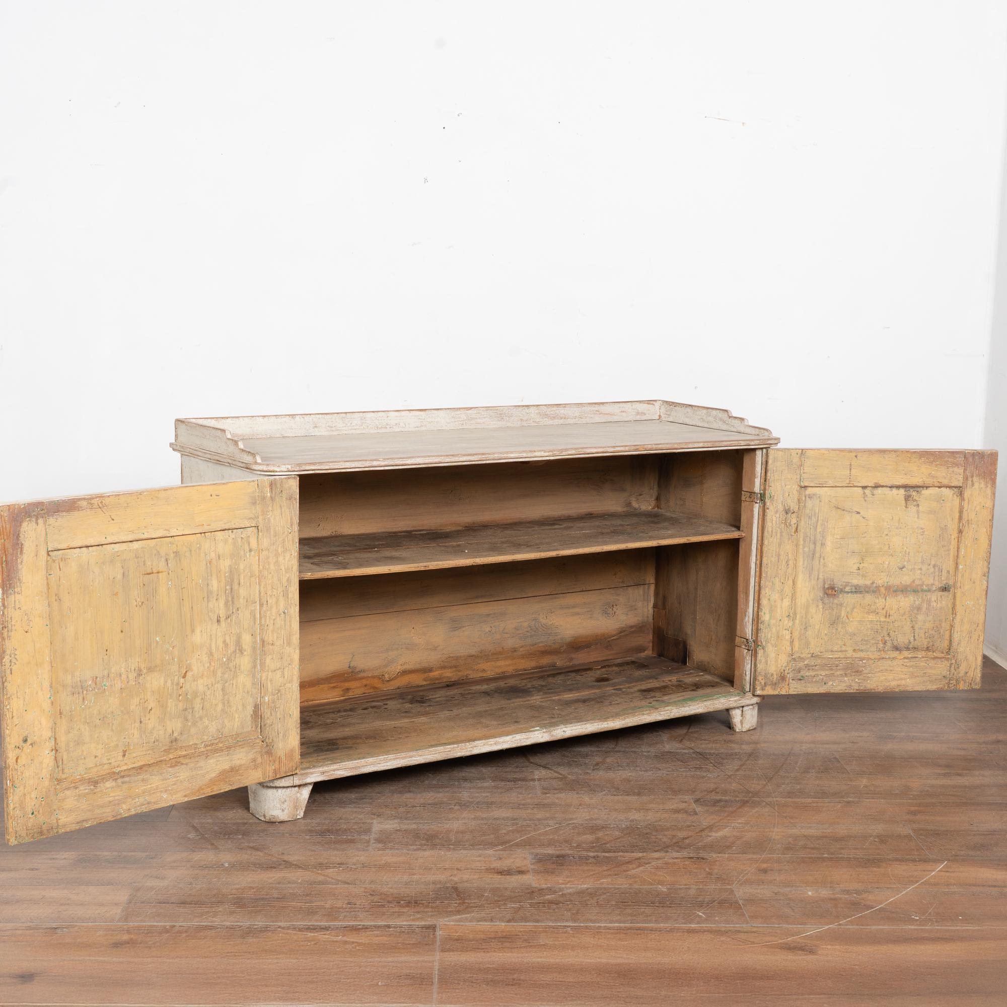 Gustaviano Credenza in pino svedese del XIX secolo in stile gustaviano, armadio a buffet in vendita