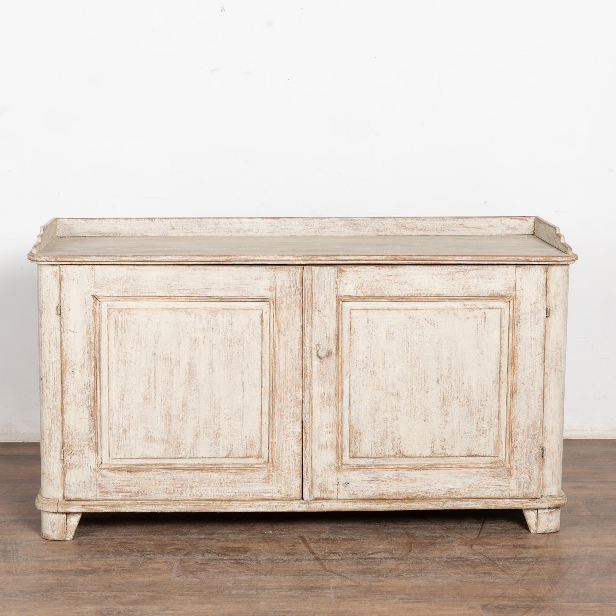 Svedese Credenza in pino svedese del XIX secolo in stile gustaviano, armadio a buffet in vendita