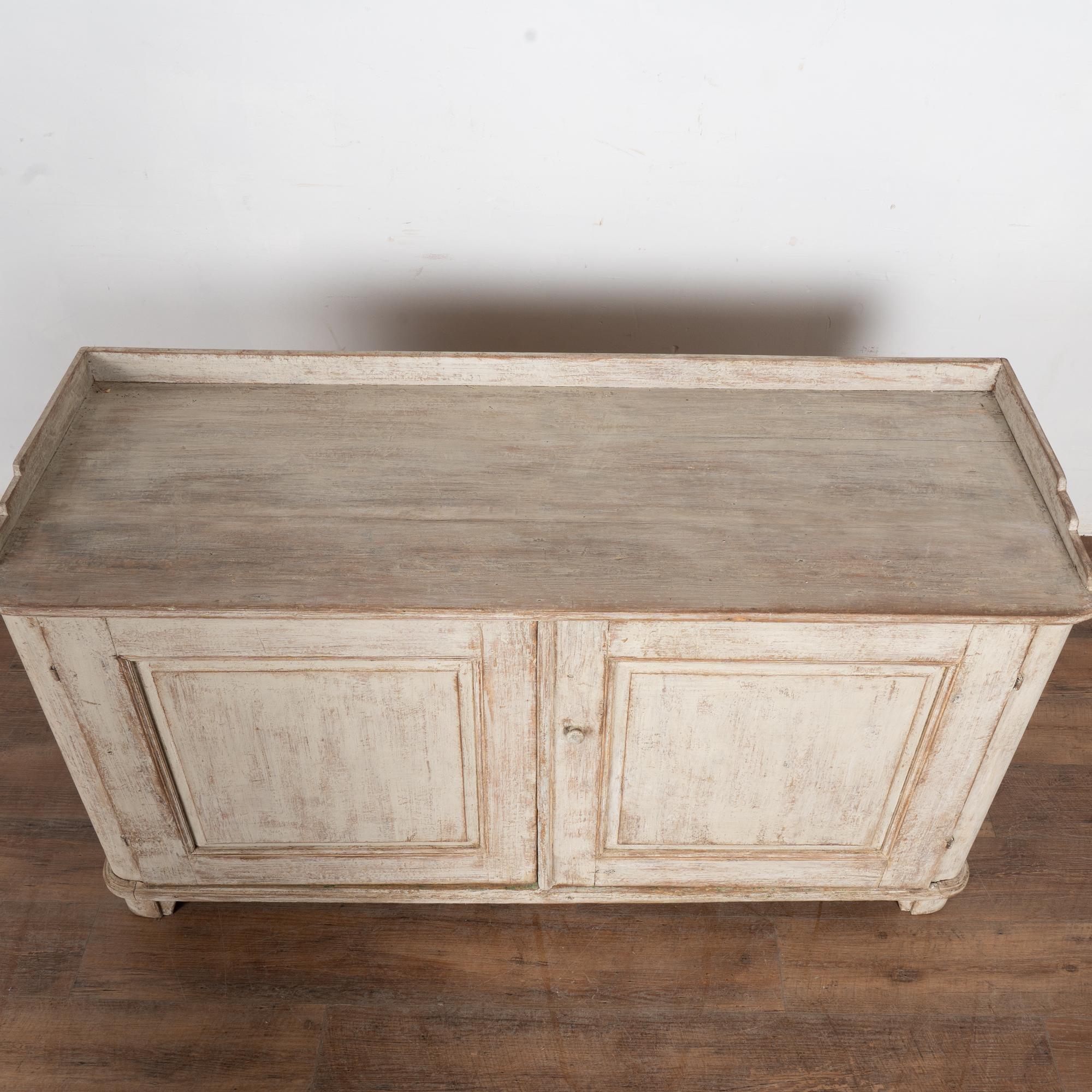 Credenza in pino svedese del XIX secolo in stile gustaviano, armadio a buffet In condizioni buone in vendita a Round Top, TX