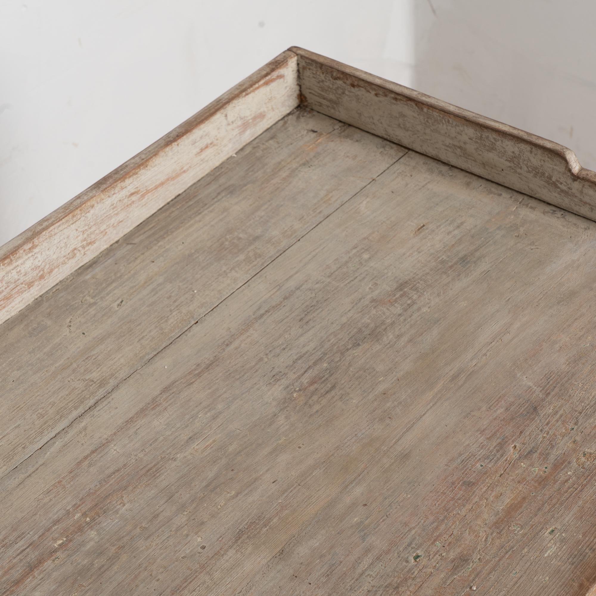 Pino Credenza in pino svedese del XIX secolo in stile gustaviano, armadio a buffet in vendita