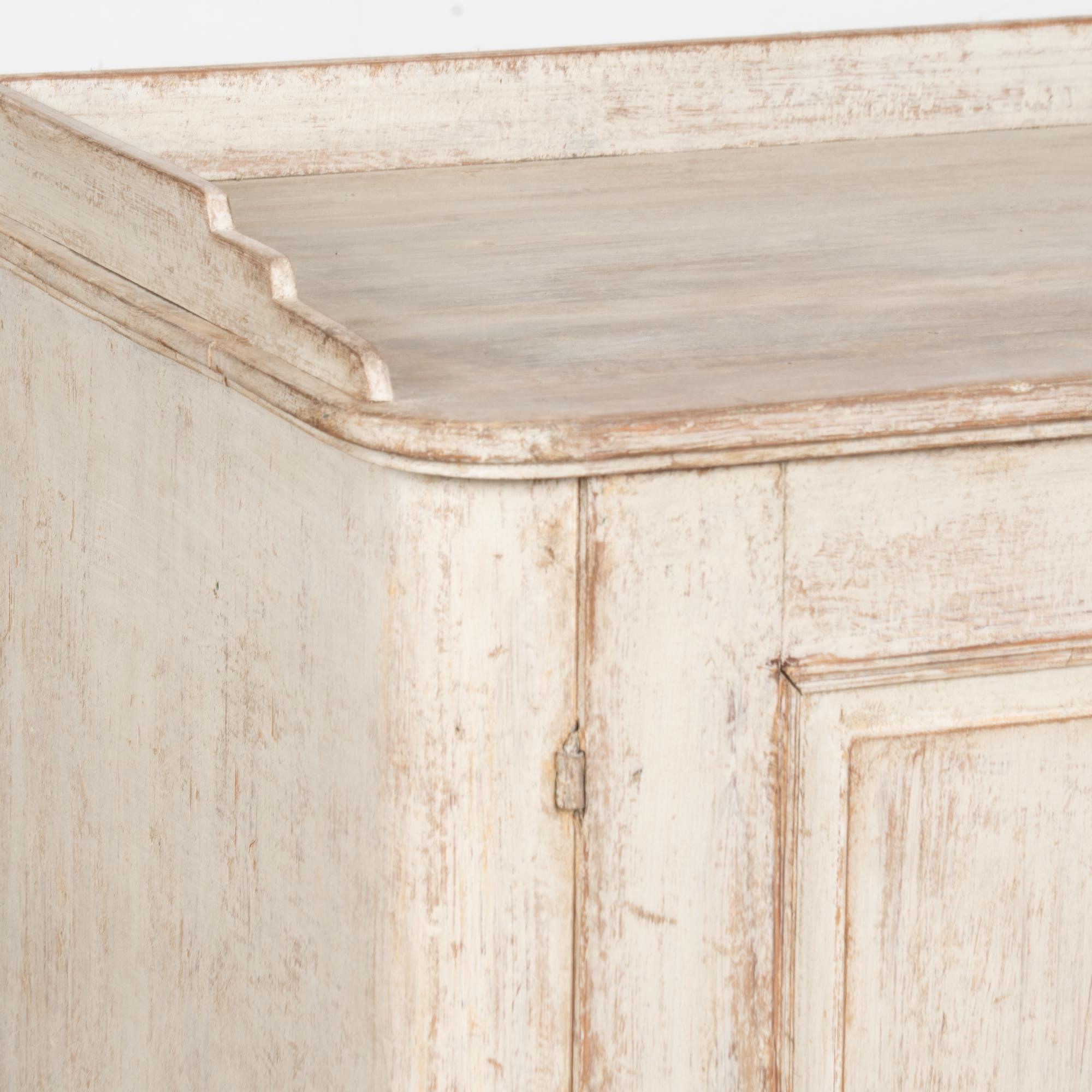 Credenza in pino svedese del XIX secolo in stile gustaviano, armadio a buffet in vendita 1