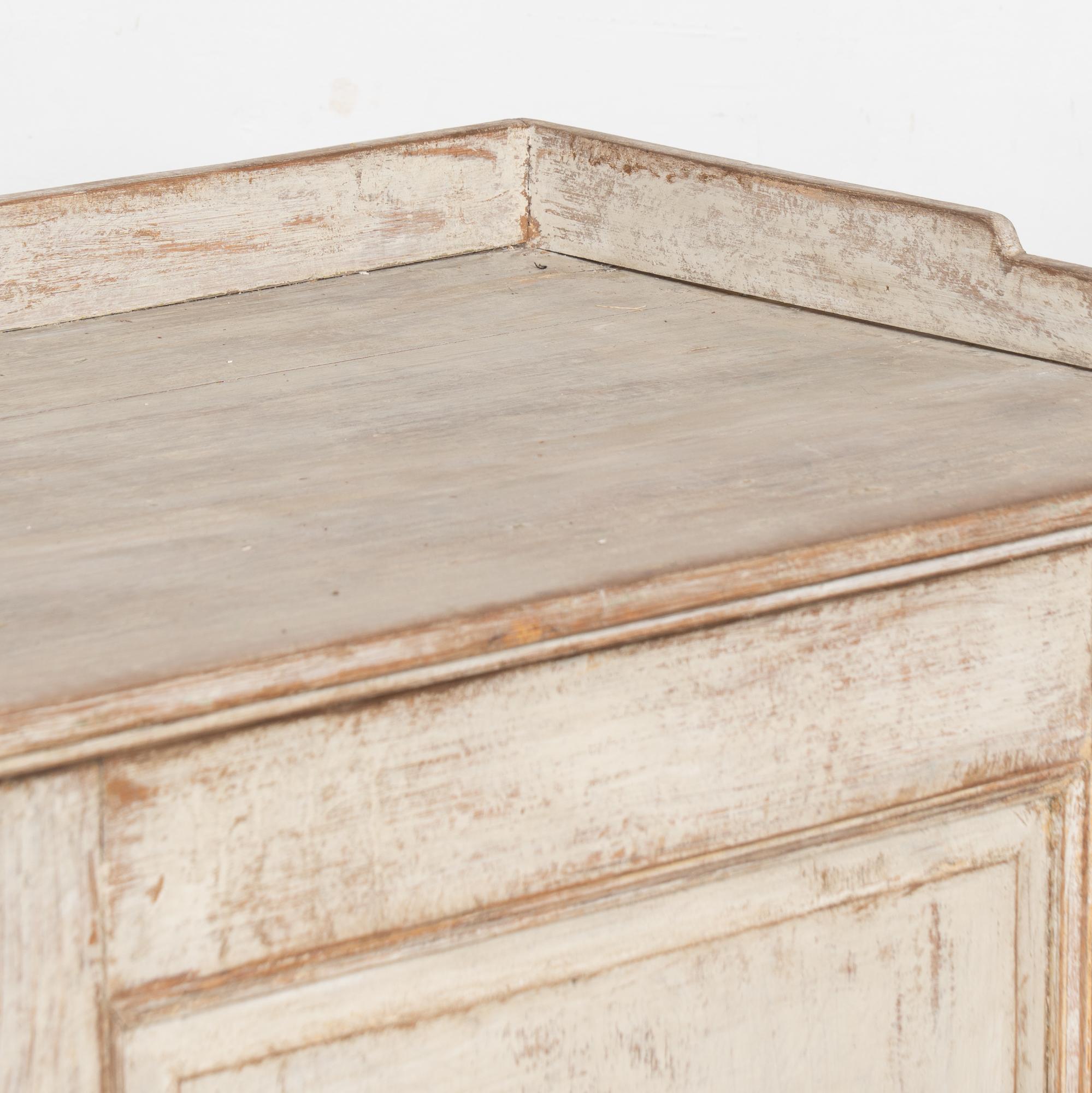 Credenza in pino svedese del XIX secolo in stile gustaviano, armadio a buffet in vendita 2