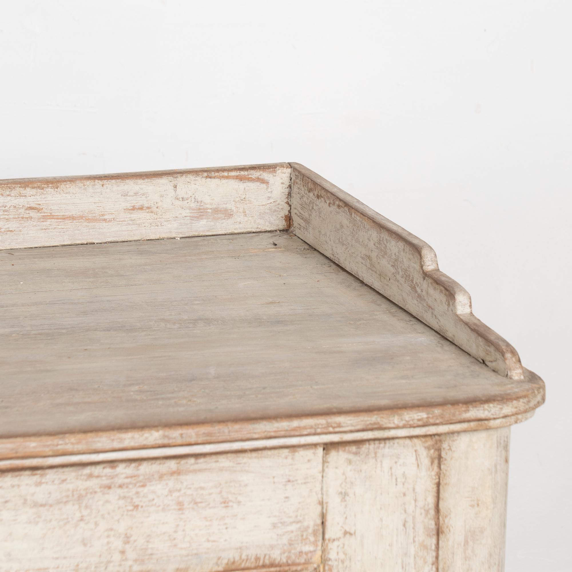 Credenza in pino svedese del XIX secolo in stile gustaviano, armadio a buffet in vendita 3