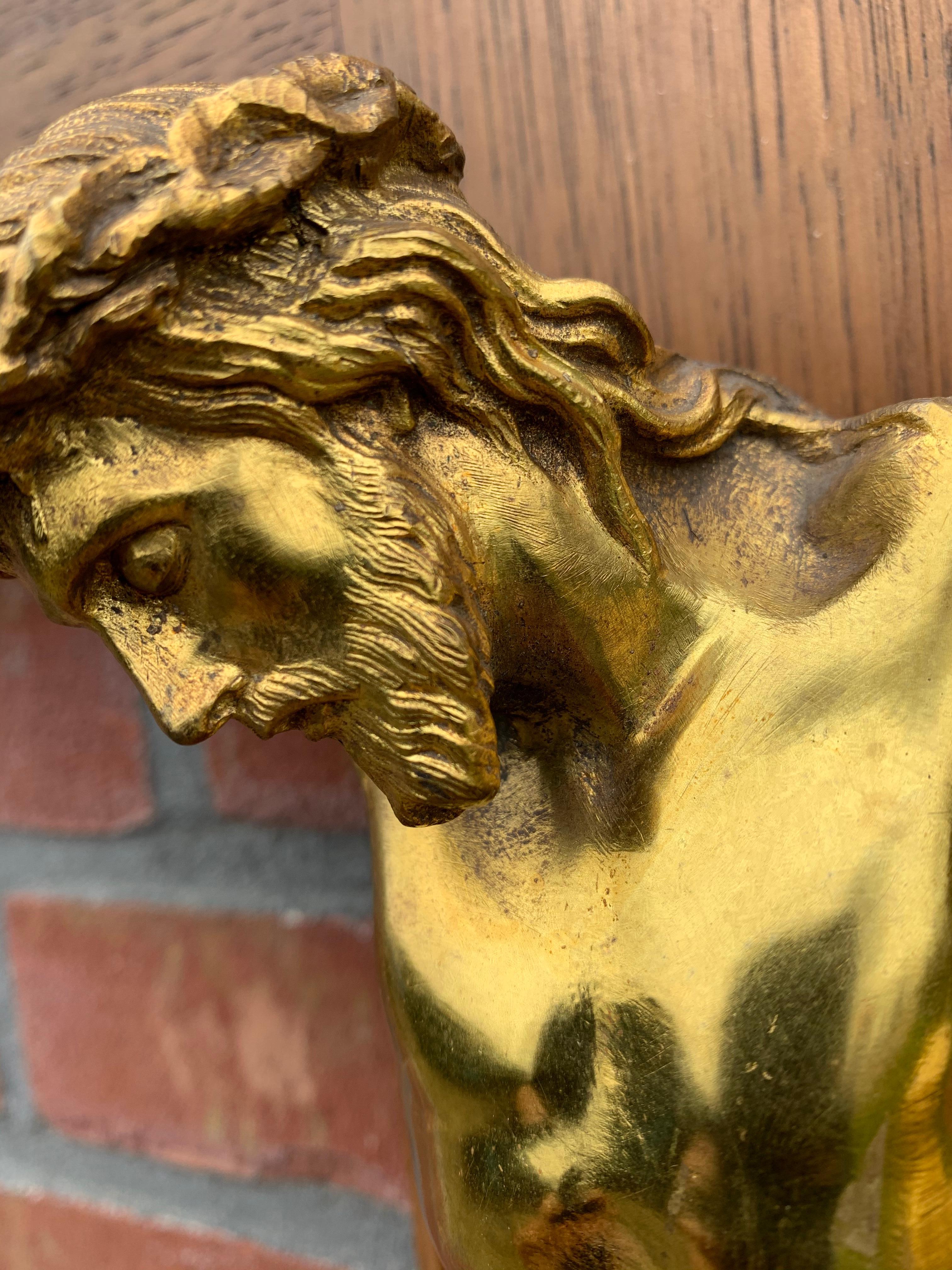 19. Jahrhundert große Qualität vergoldete Bronze Wand Kruzifix auf einem geschnitzten & Intarsien Kreuz im Angebot 11