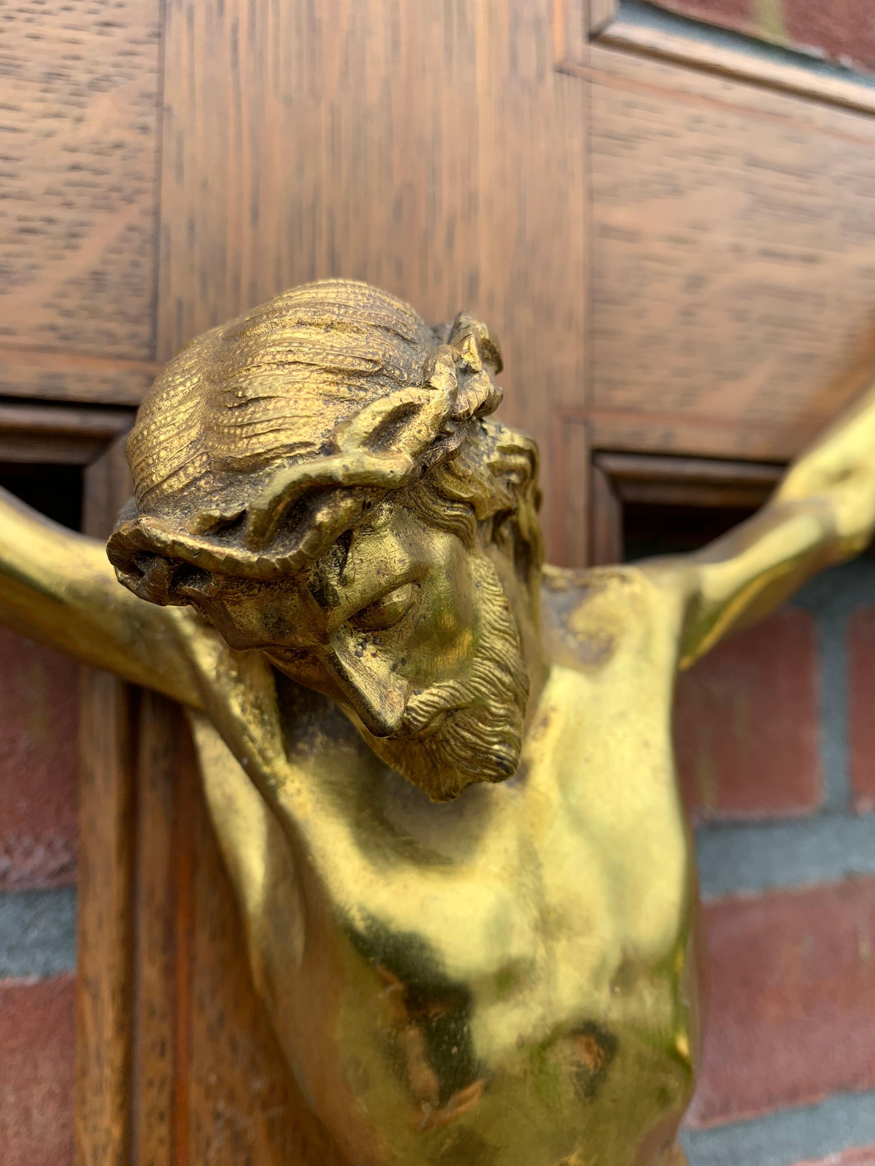 19. Jahrhundert große Qualität vergoldete Bronze Wand Kruzifix auf einem geschnitzten & Intarsien Kreuz im Angebot 12