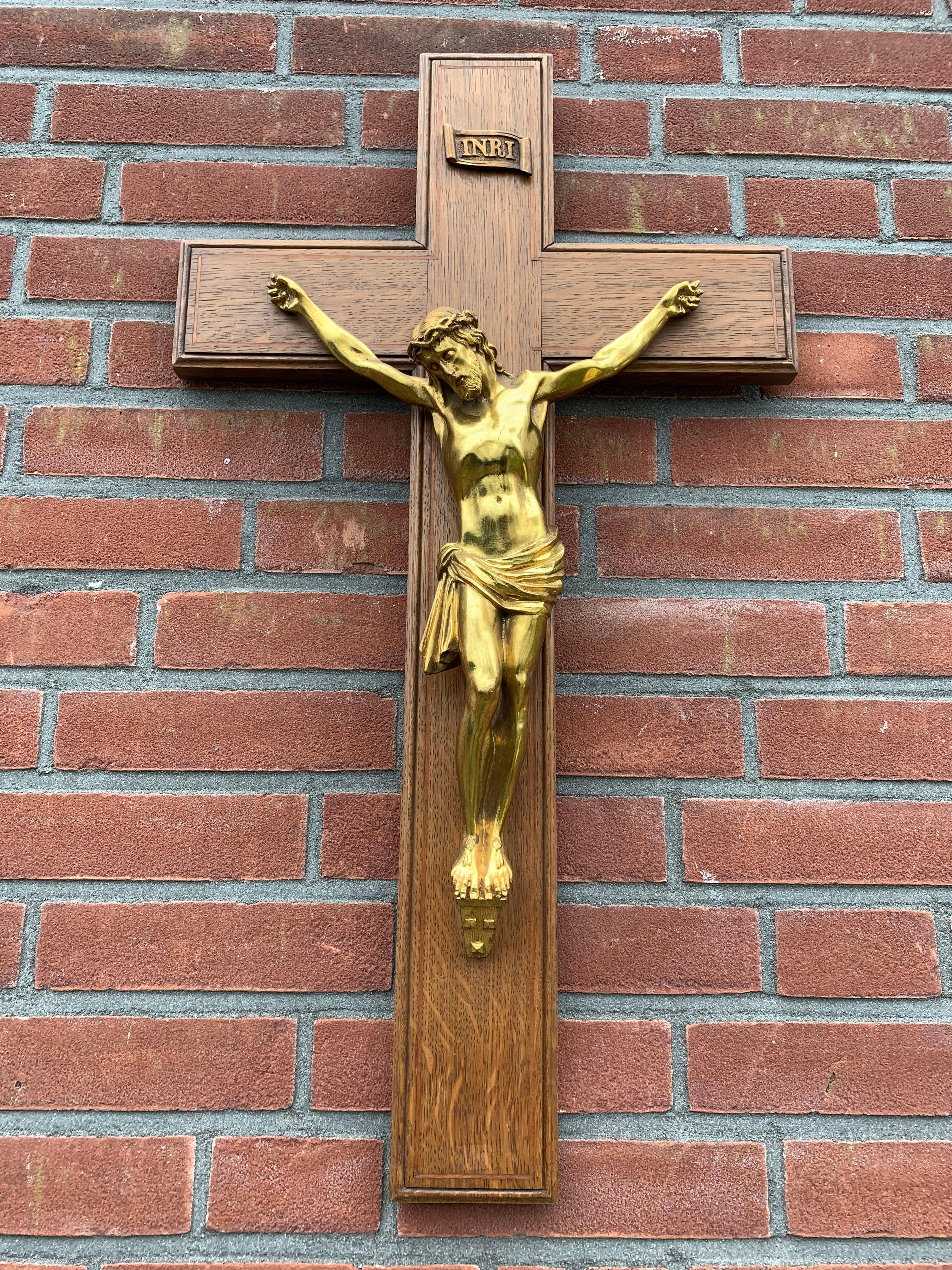 19. Jahrhundert große Qualität vergoldete Bronze Wand Kruzifix auf einem geschnitzten & Intarsien Kreuz im Angebot 13