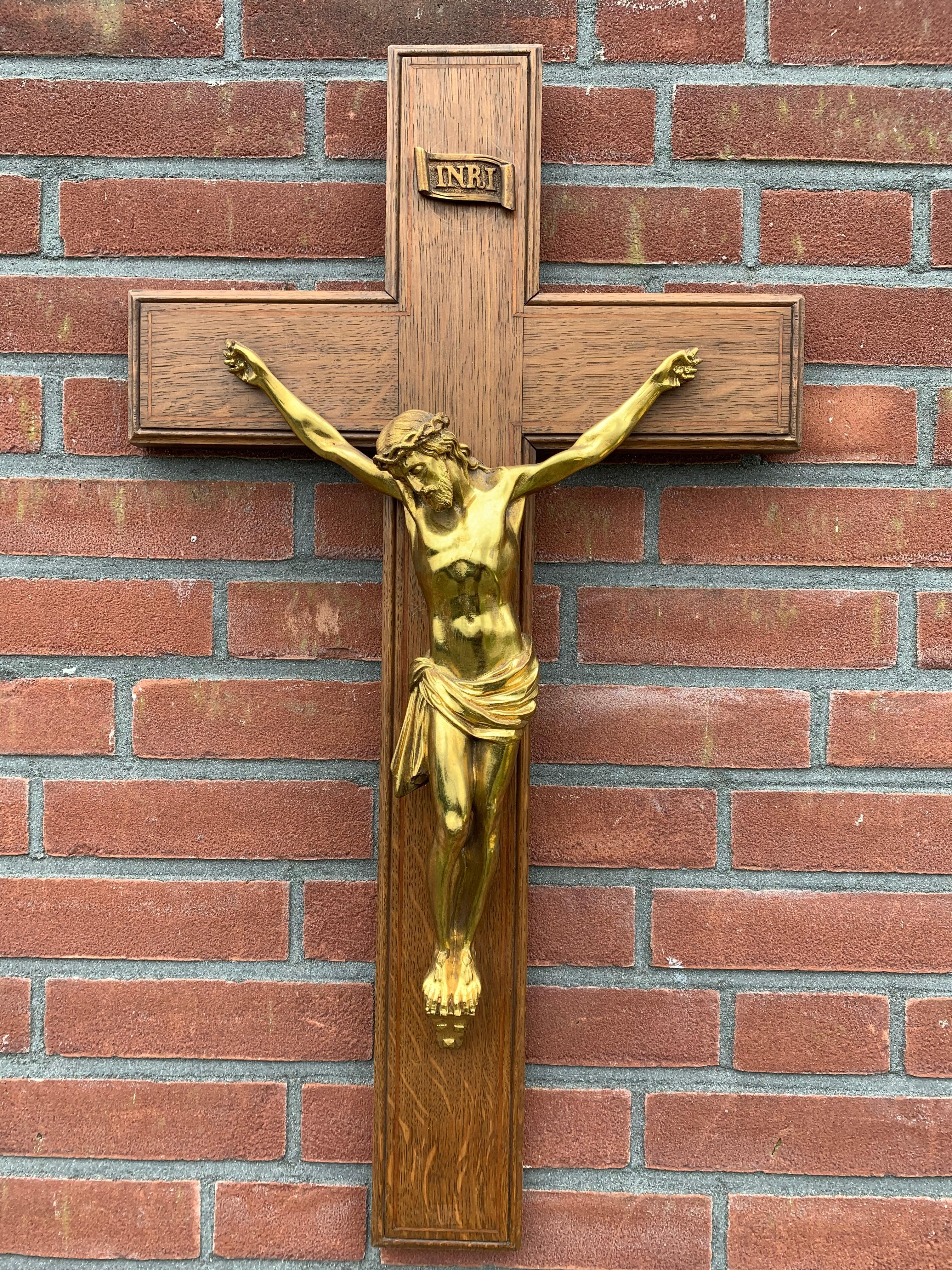 Seltenes und feines vergoldetes Bronzekruzifix auf einem Eichenkreuz.

Die auffälligen Details dieser hochwertigen Bronzeskulptur von Christus sind unübertroffen und kommen durch die antike Vergoldung der Bronzeoberfläche noch mehr zur Geltung.