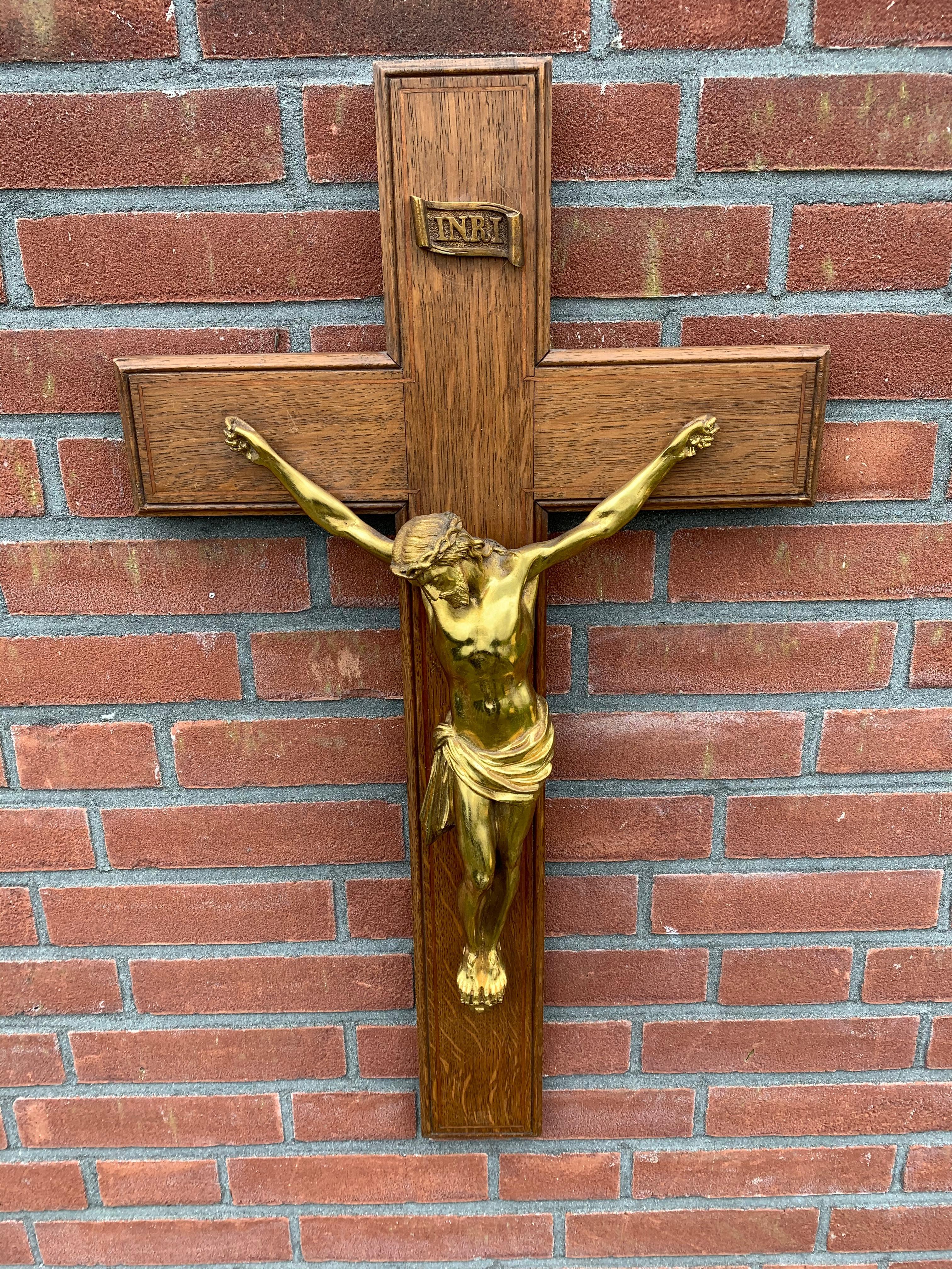 19. Jahrhundert große Qualität vergoldete Bronze Wand Kruzifix auf einem geschnitzten & Intarsien Kreuz im Angebot 14
