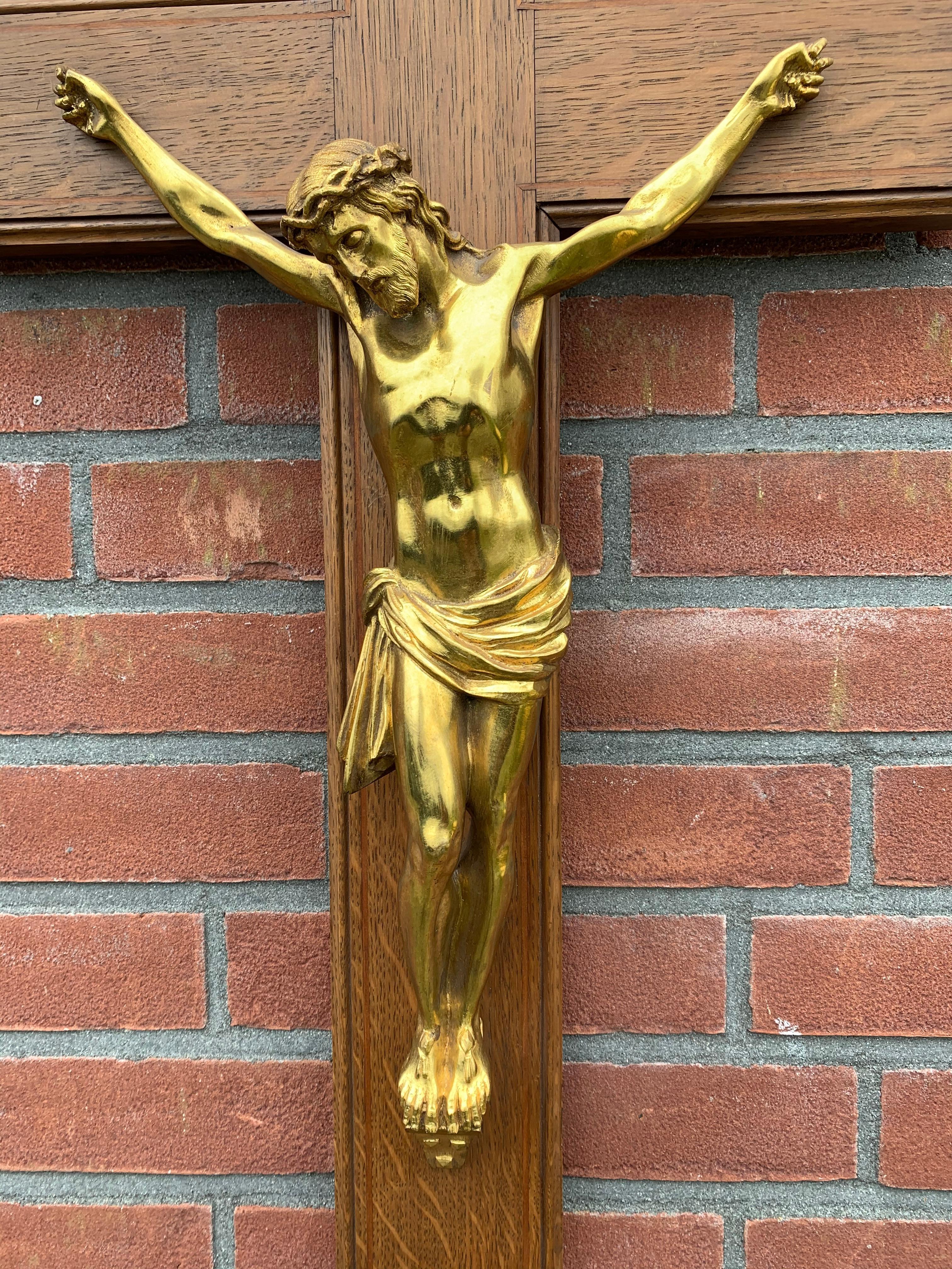 19. Jahrhundert große Qualität vergoldete Bronze Wand Kruzifix auf einem geschnitzten & Intarsien Kreuz (Neugotik) im Angebot