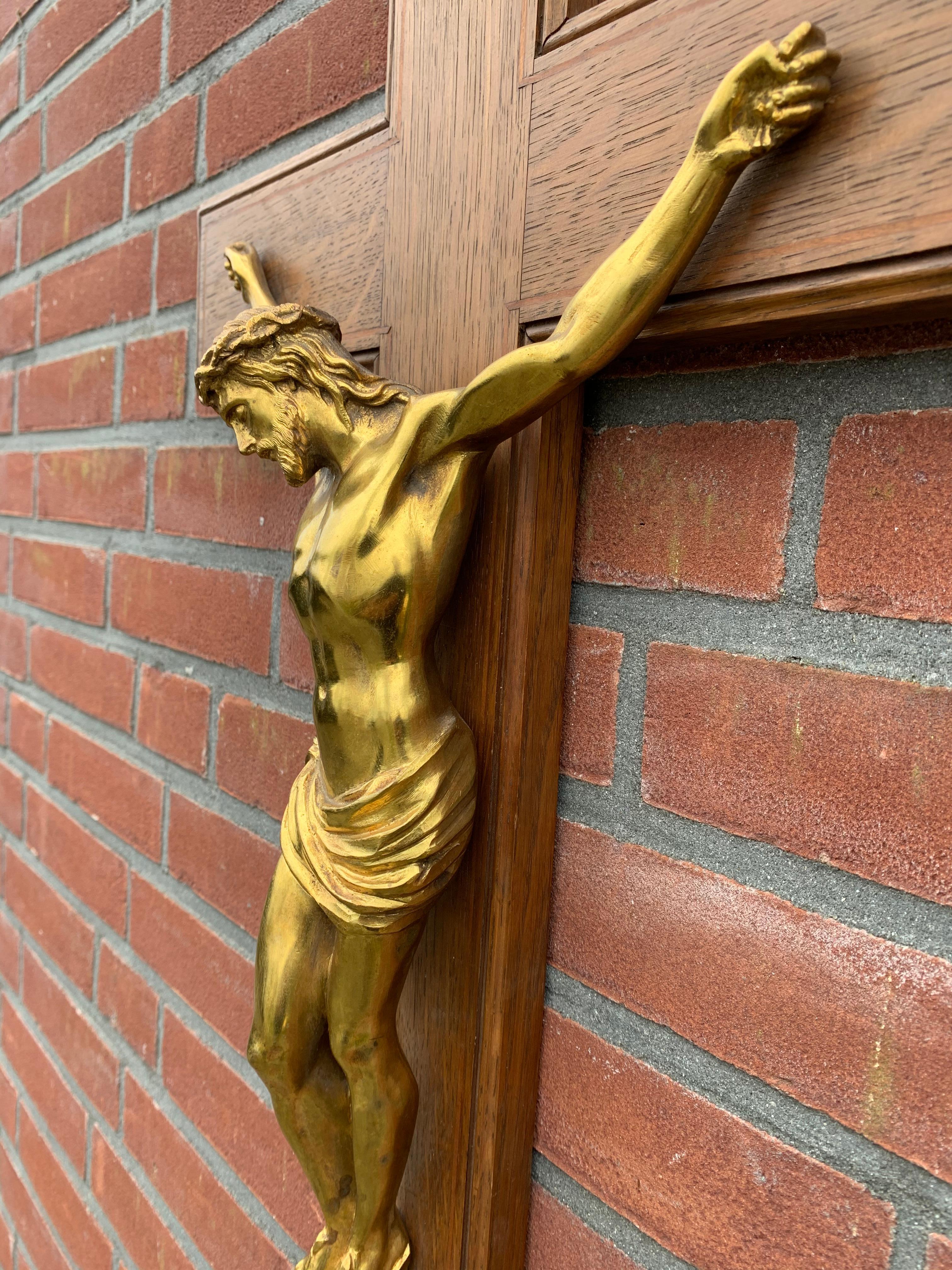 19. Jahrhundert große Qualität vergoldete Bronze Wand Kruzifix auf einem geschnitzten & Intarsien Kreuz im Angebot 1