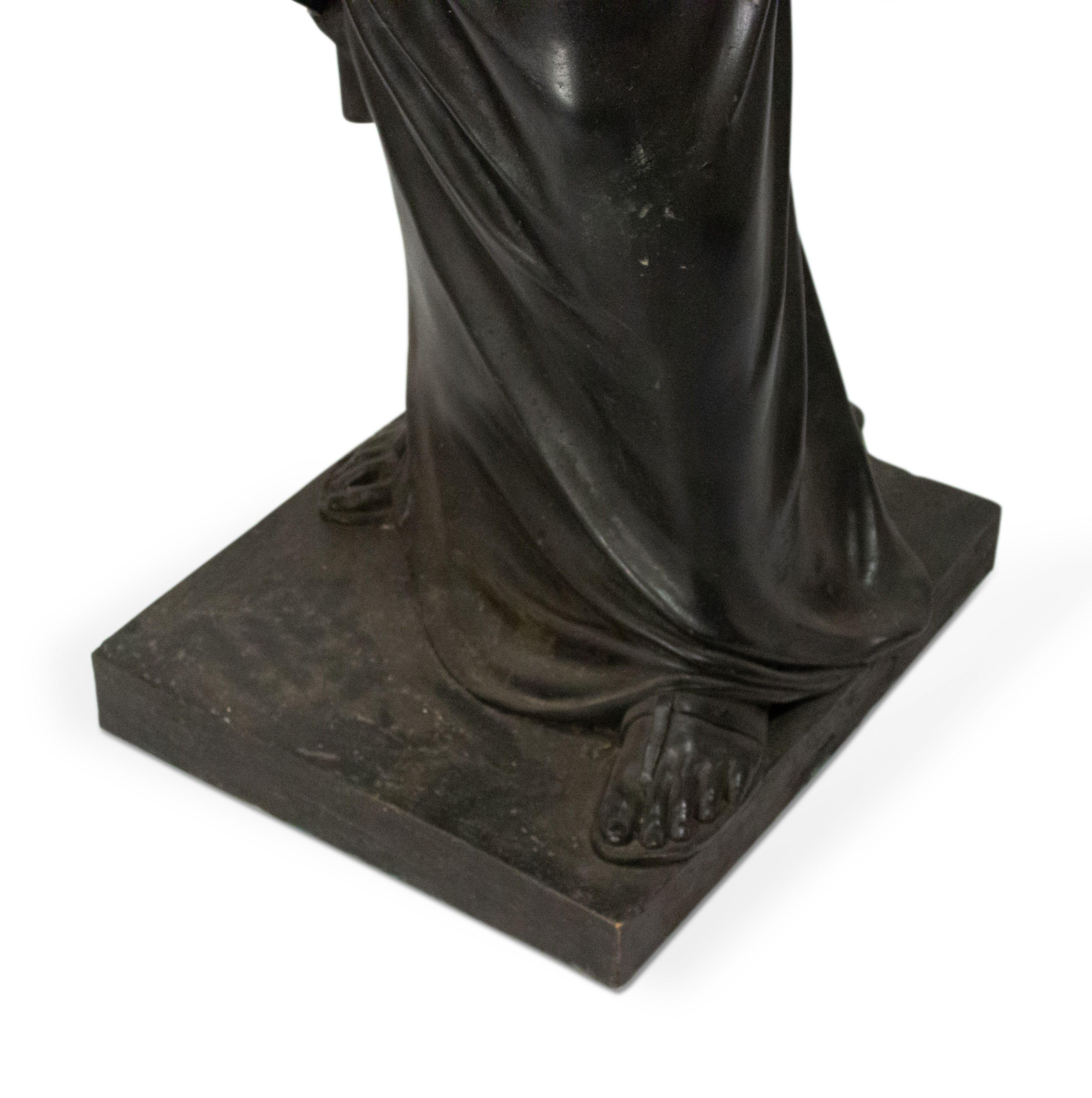 XIXe siècle Statue militaire d'une femme en combat de style grec du 19e siècle en vente