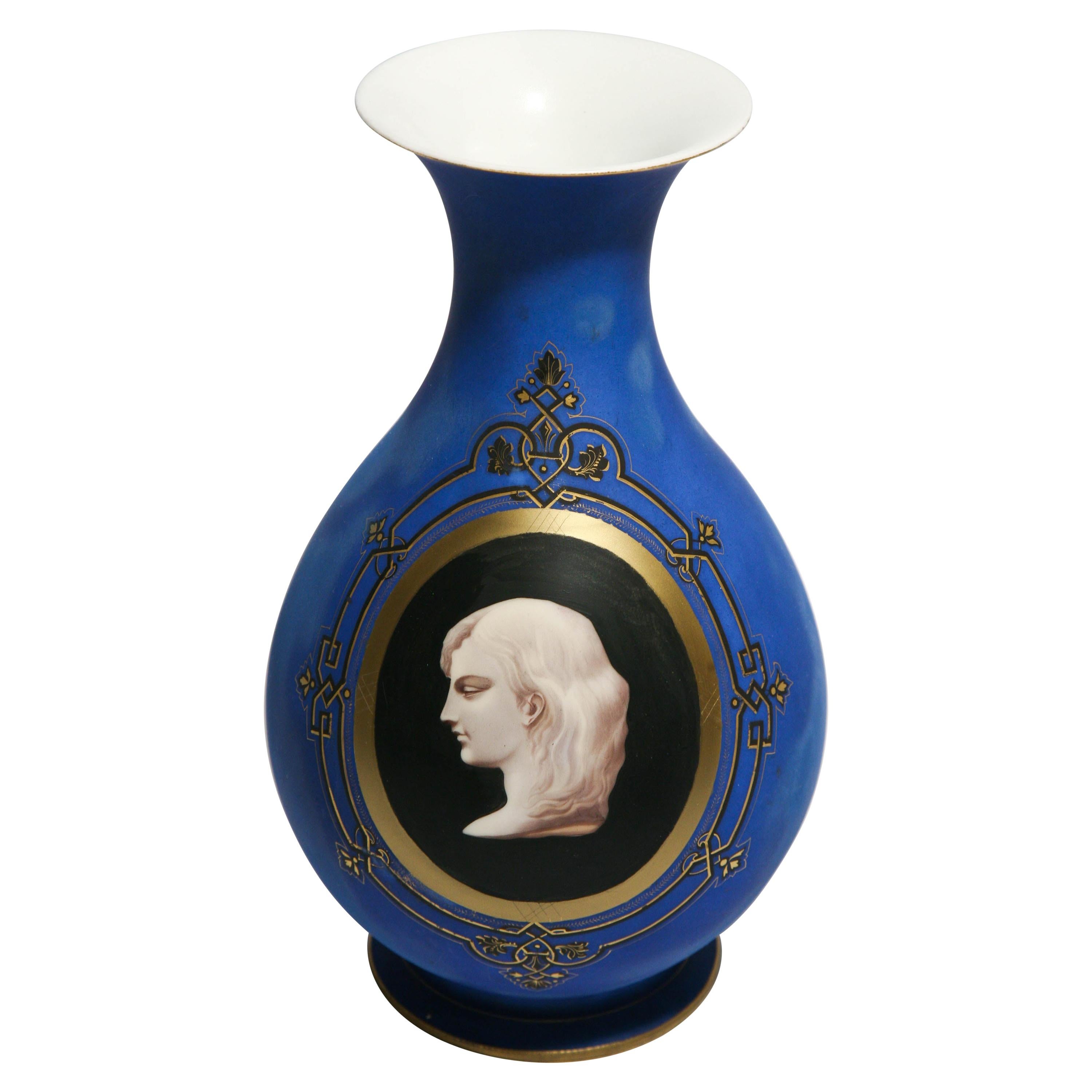 Vase en verre bleu gréco-romain du 19ème siècle avec une exceptionnelle façade en camel sur noir en vente