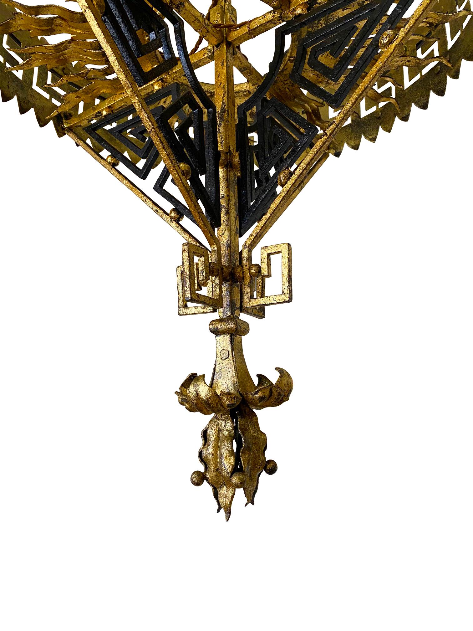 Doré Lustre en fer doré à deux niveaux au design de clé grecque du 19ème siècle, France en vente