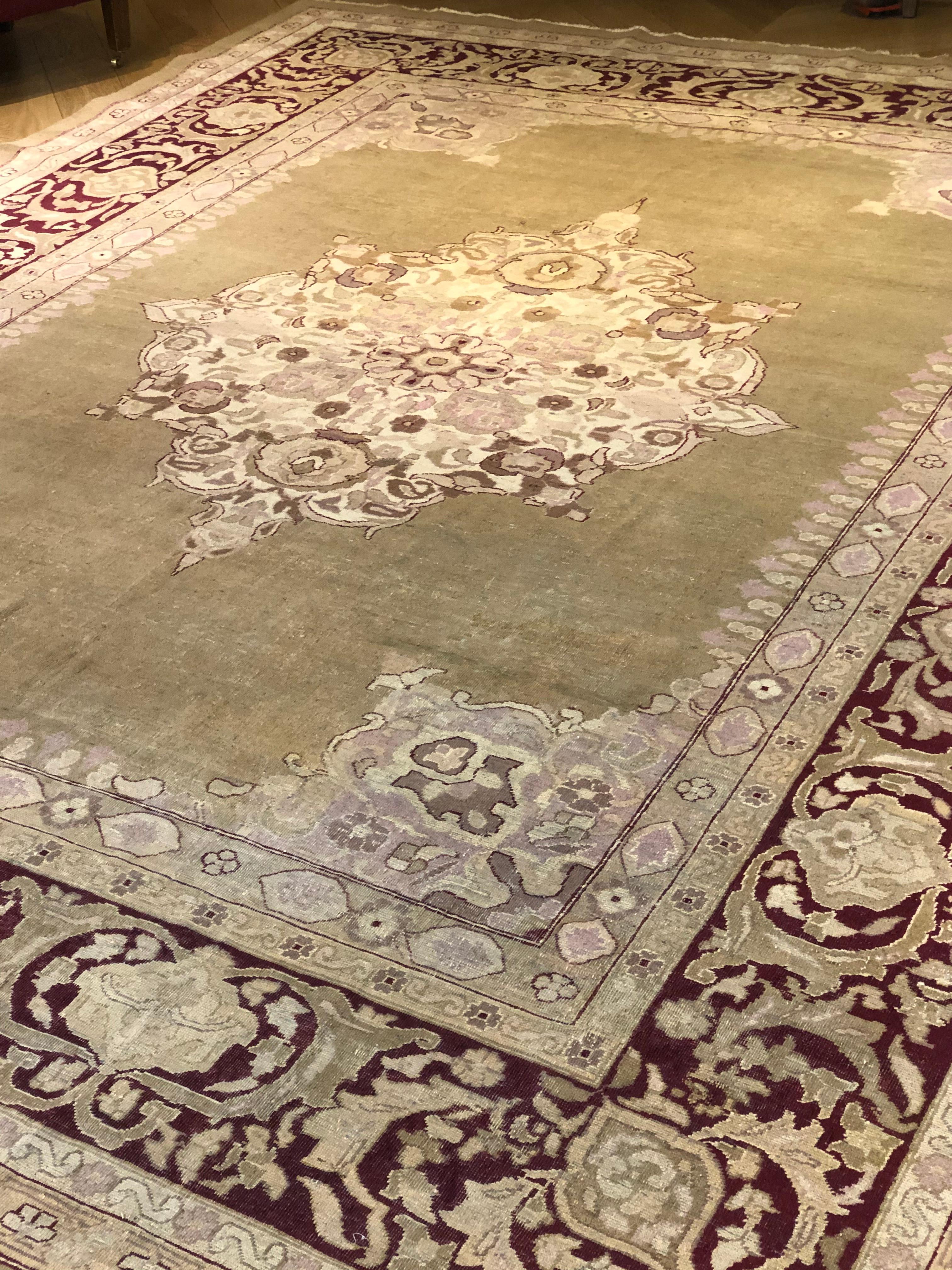 Agra 19th Century Green and Purple Red Amritzar Rug € 20.000, ca 1890 For Sale