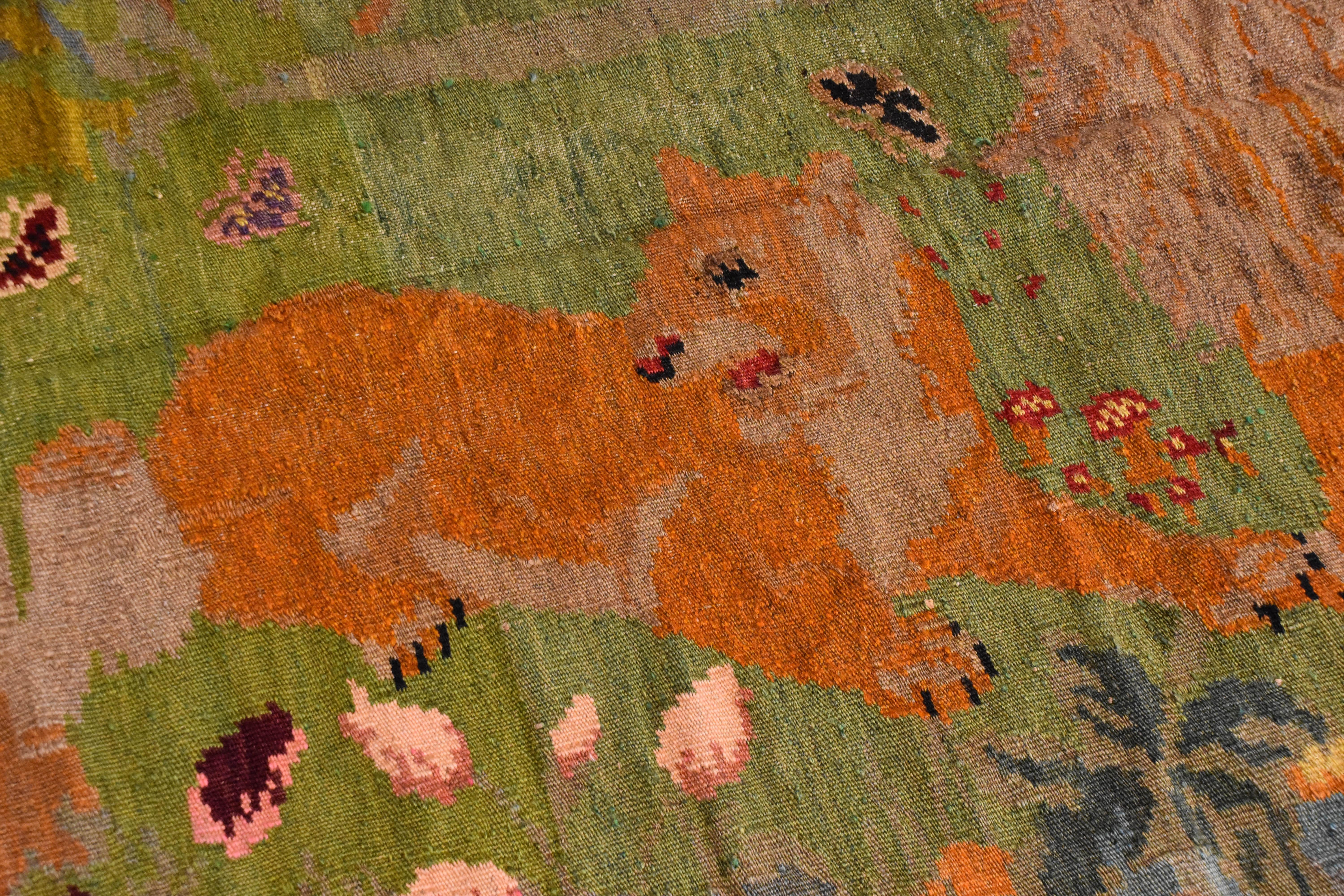 Grüner, schwarzer, Tier- und Löwen-Kelim-Karabagh-Teppich aus dem 19. Jahrhundert, ca. 1940er Jahre (20. Jahrhundert) im Angebot