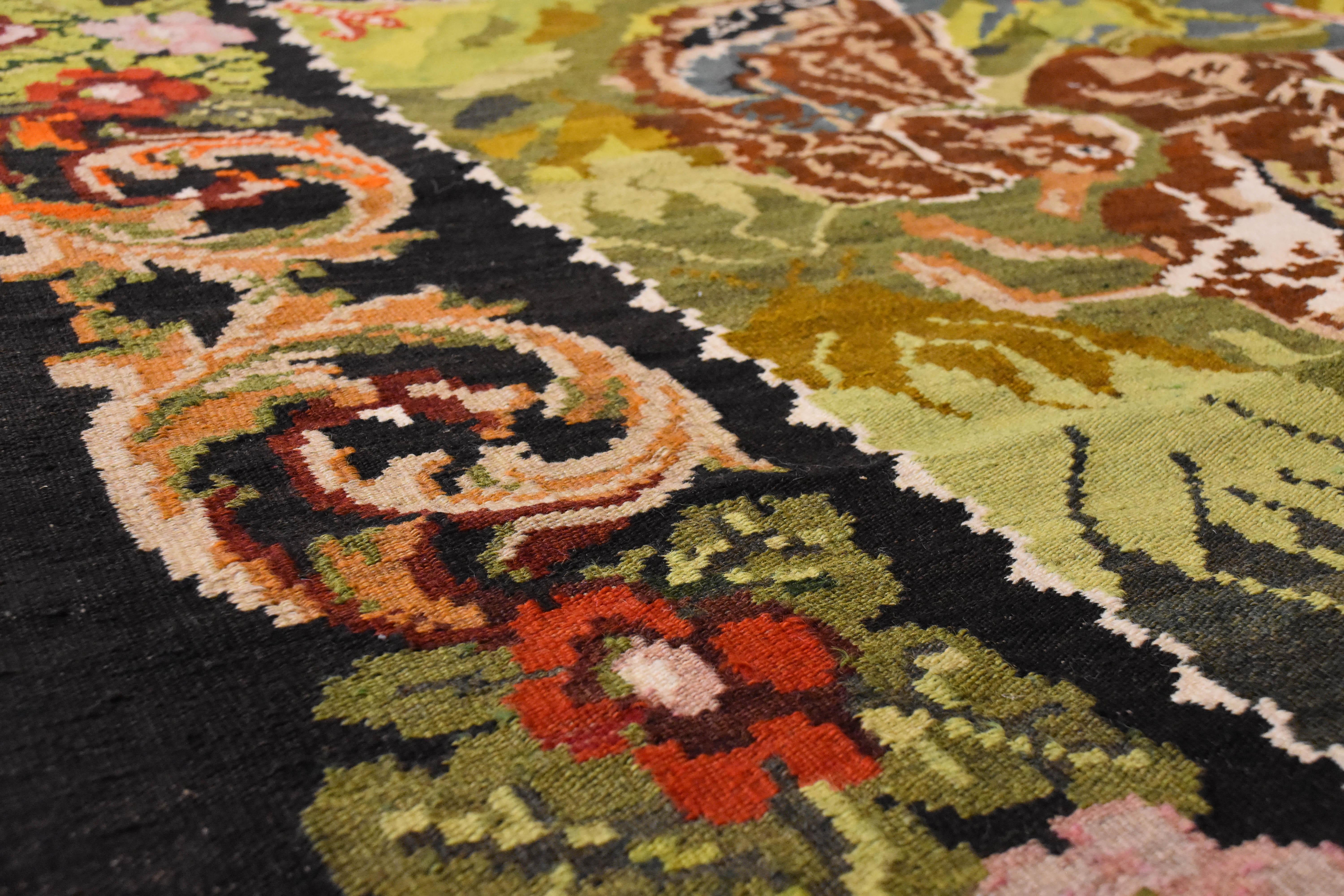 Rug & Kilim Karabagh du 19e siècle, vert, fleurs noires et animaux, vers les années 1930 en vente 1