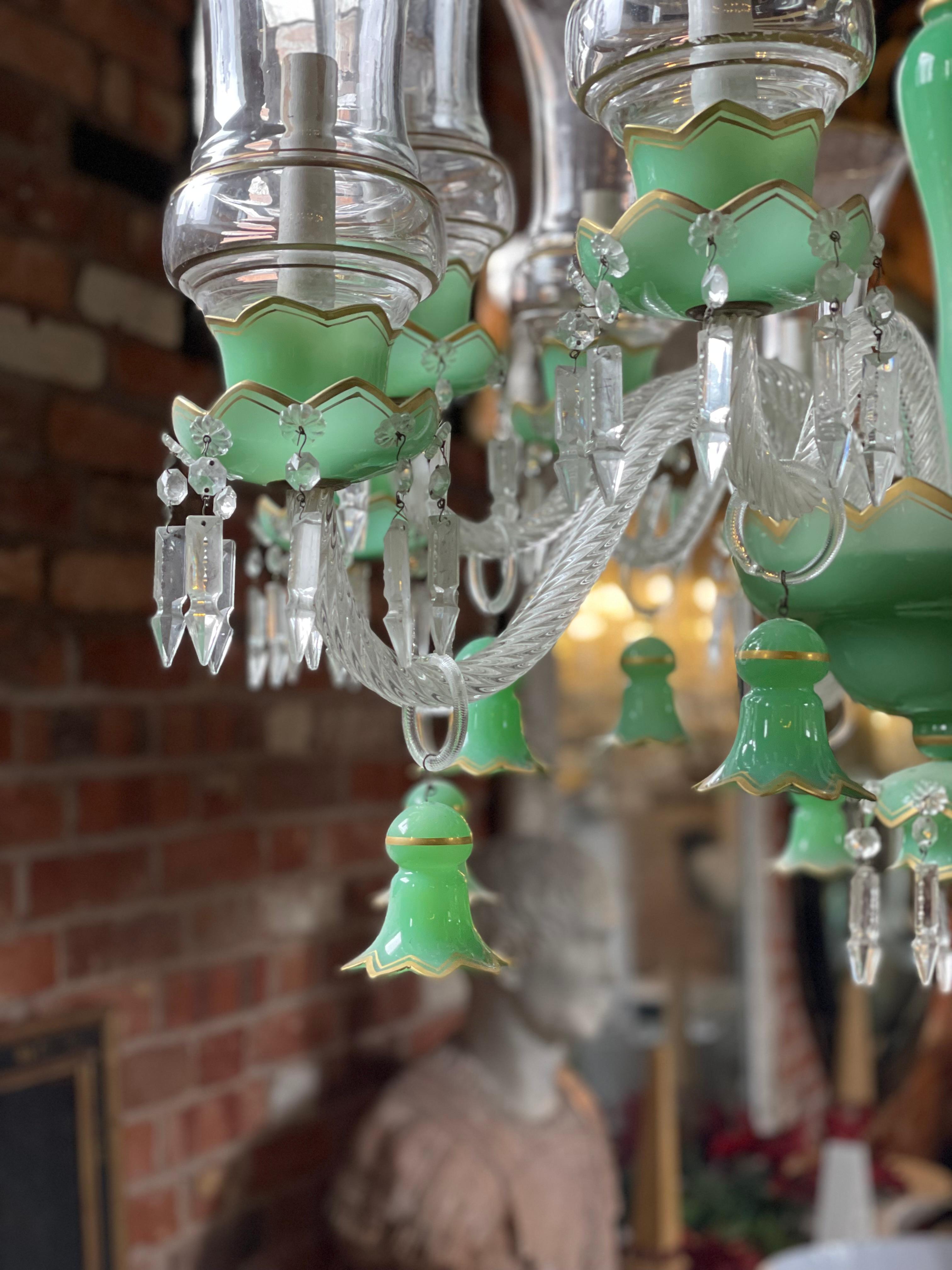 Européen Lustre à 12 bras de lumière en verre vert de Bohème du 19ème siècle en vente