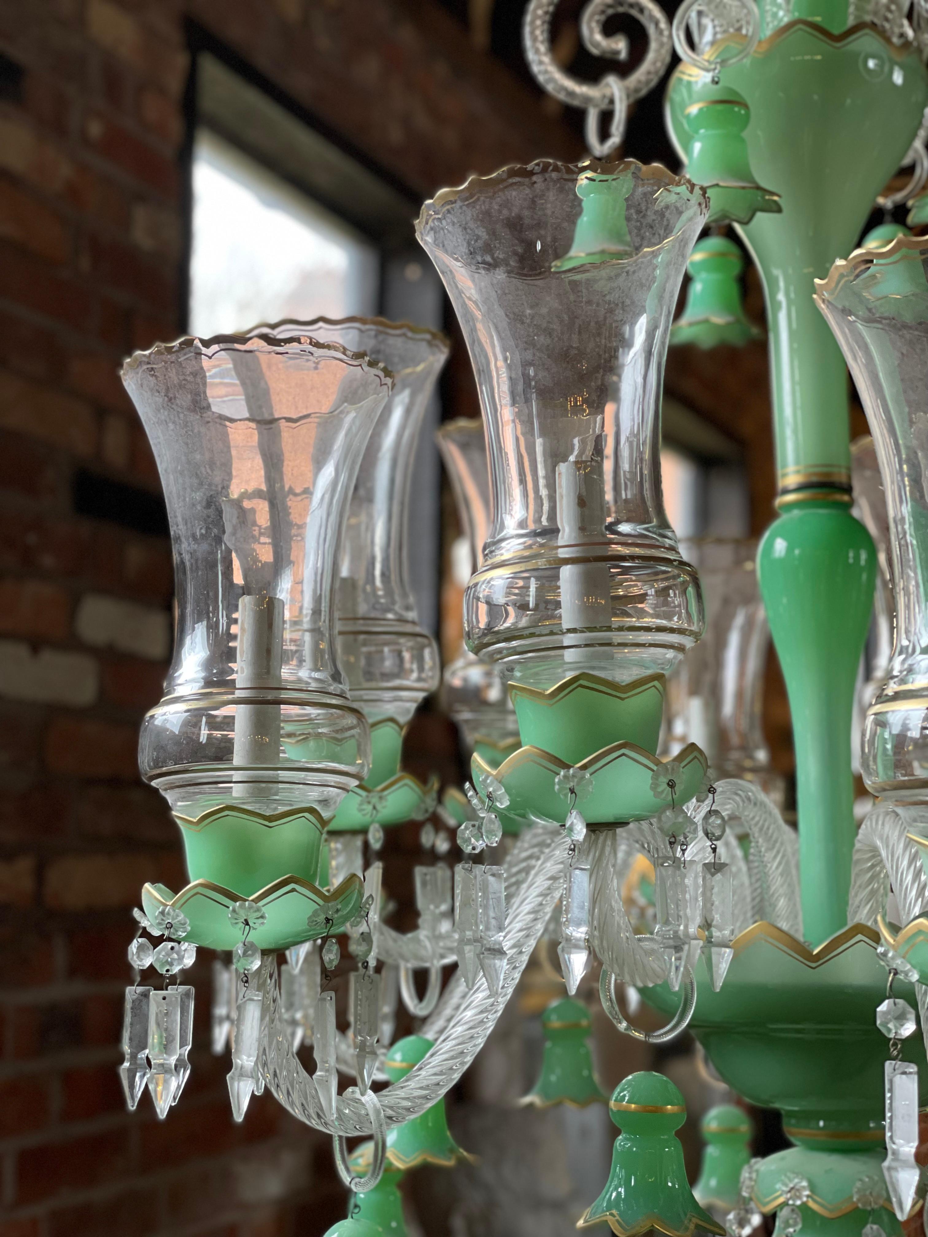 Lustre à 12 bras de lumière en verre vert de Bohème du 19ème siècle Bon état - En vente à Bagshot, GB