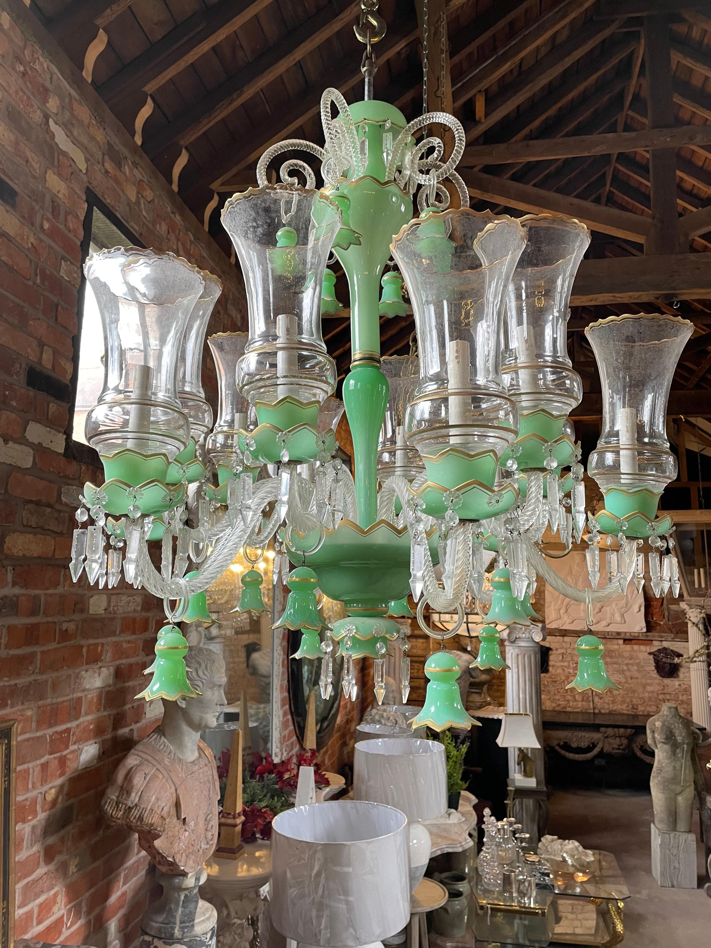 XIXe siècle Lustre à 12 bras de lumière en verre vert de Bohème du 19ème siècle en vente