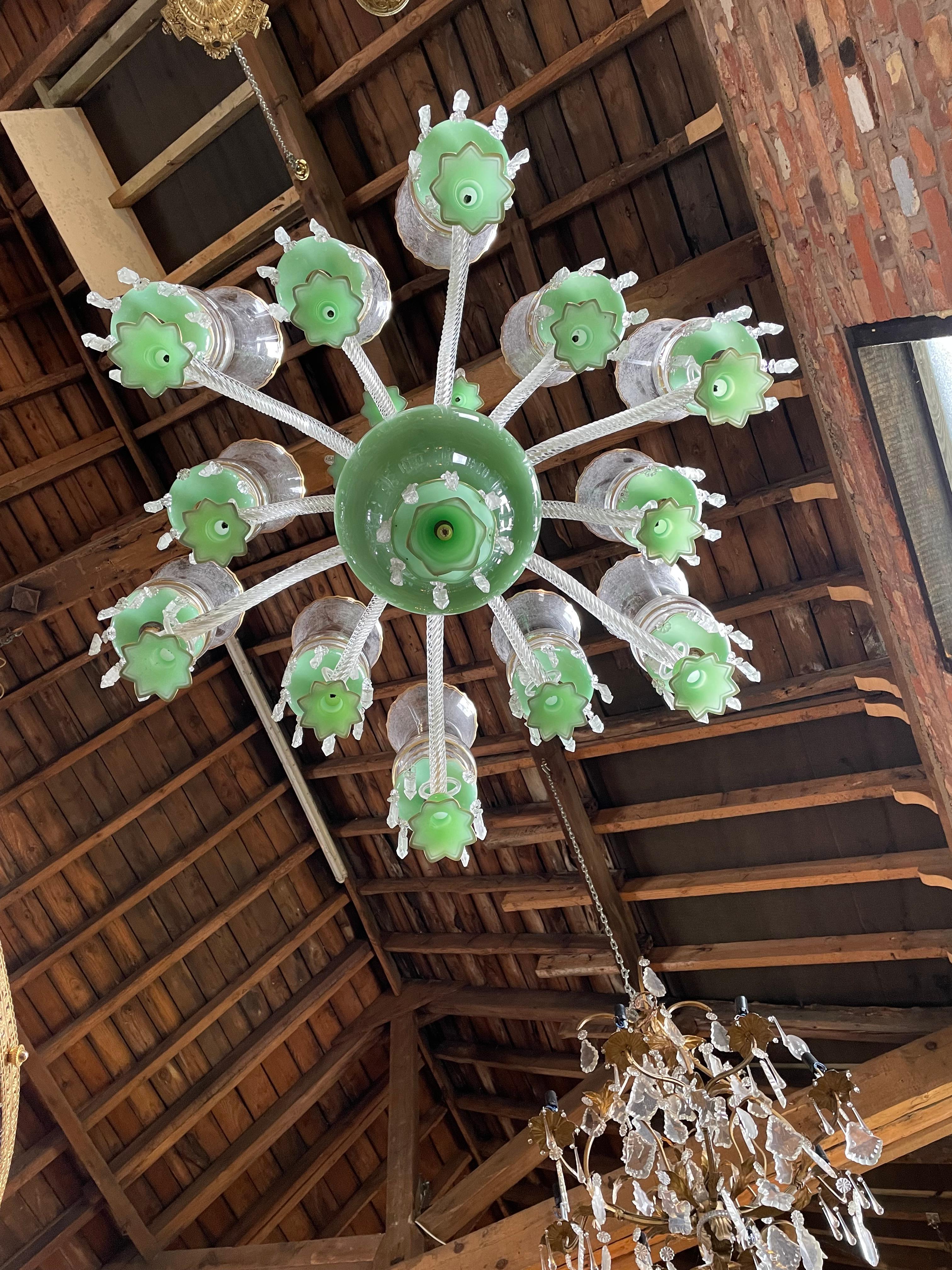 Verre Lustre à 12 bras de lumière en verre vert de Bohème du 19ème siècle en vente