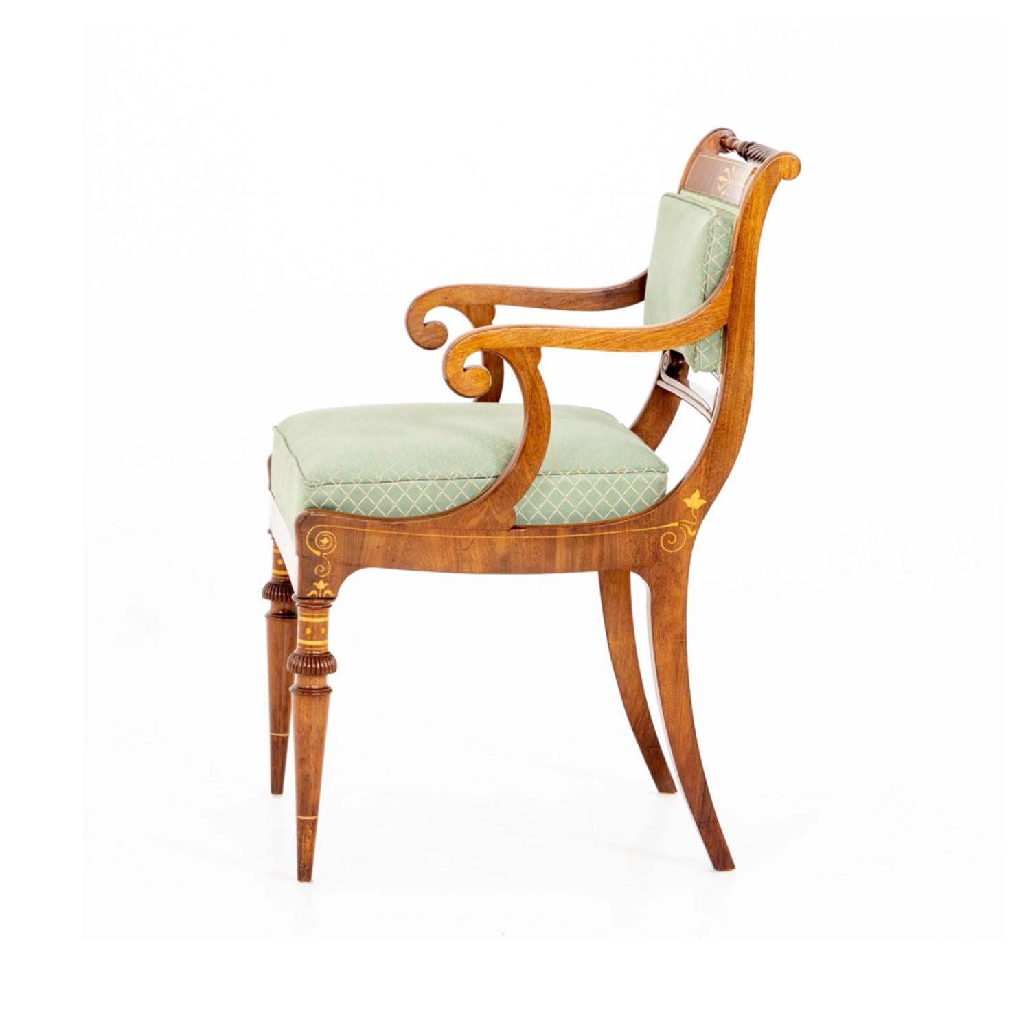 Grüner deutscher antiker Biedermeier-Sessel aus Mahagoni und Ahornholz aus dem 19. Jahrhundert (Furnier) im Angebot