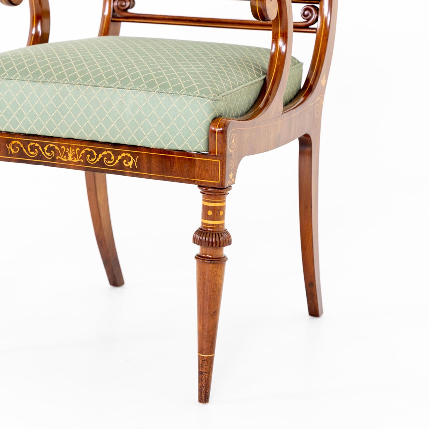 Grüner deutscher antiker Biedermeier-Sessel aus Mahagoni und Ahornholz aus dem 19. Jahrhundert im Zustand „Gut“ im Angebot in West Palm Beach, FL