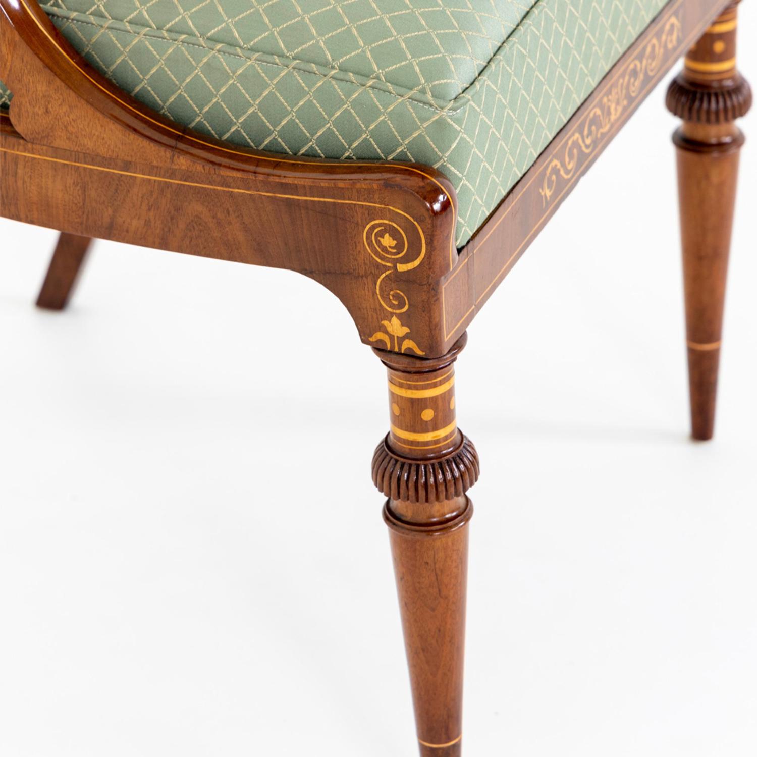 Grüner deutscher antiker Biedermeier-Sessel aus Mahagoni und Ahornholz aus dem 19. Jahrhundert im Angebot 1