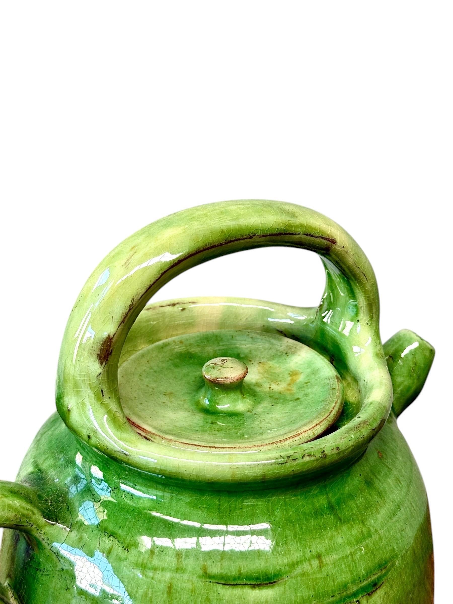 Français Jarre à eau provençale à glaçure verte du 19e siècle avec couvercle en vente