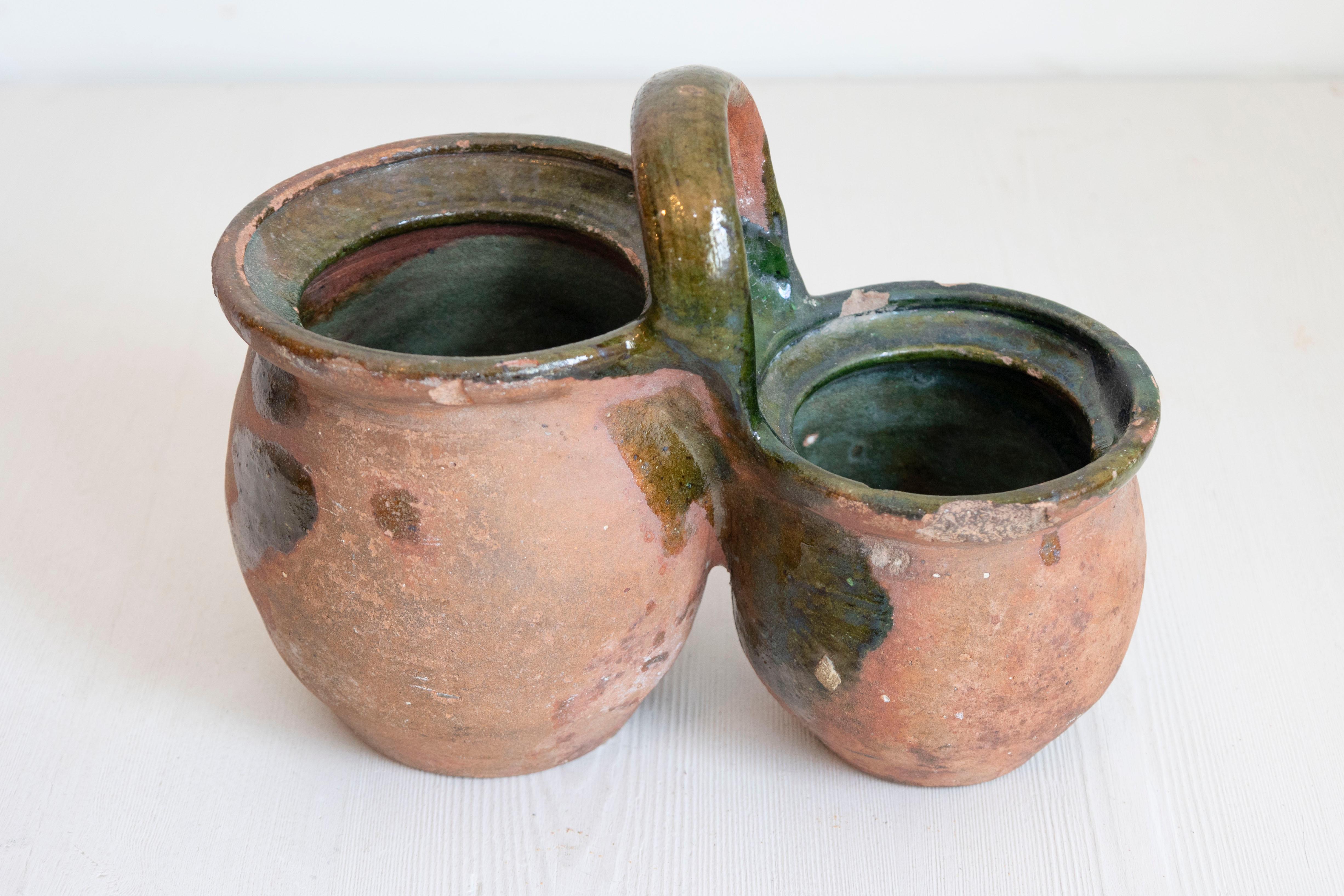 Porte-repas de berger en poterie française du 19e siècle à glaçure verte, avec deux bols et une grande poignée. Ce charmant porte-dîner de berger français du XIXe siècle, connu sous le nom de Porte-Dîner, témoigne de la simplicité rustique et de