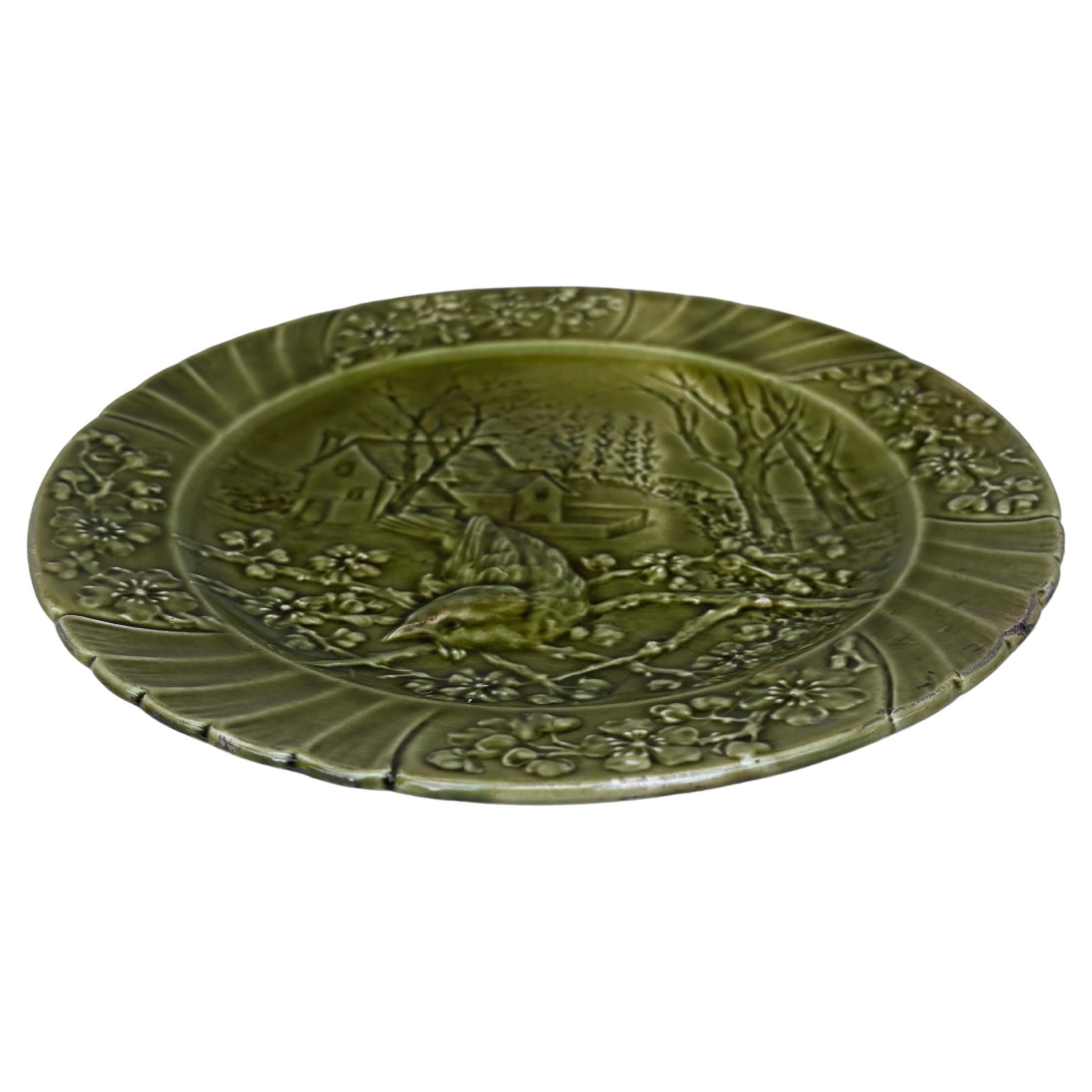 Siglo XIX Plato de mayólica verde con pájaros Sarreguemines De campo en venta