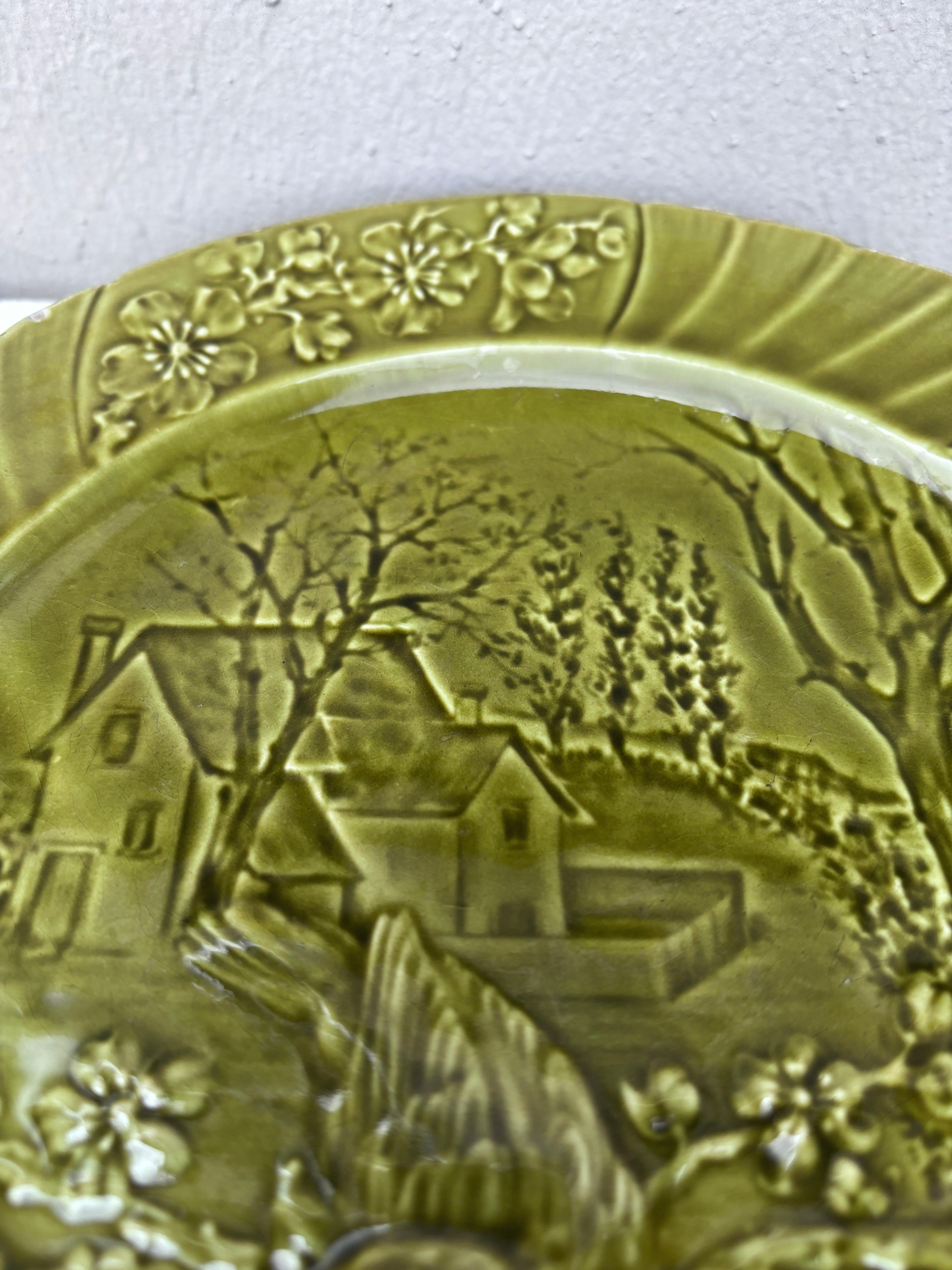 Siglo XIX Plato de mayólica verde con pájaros Sarreguemines De campo en venta