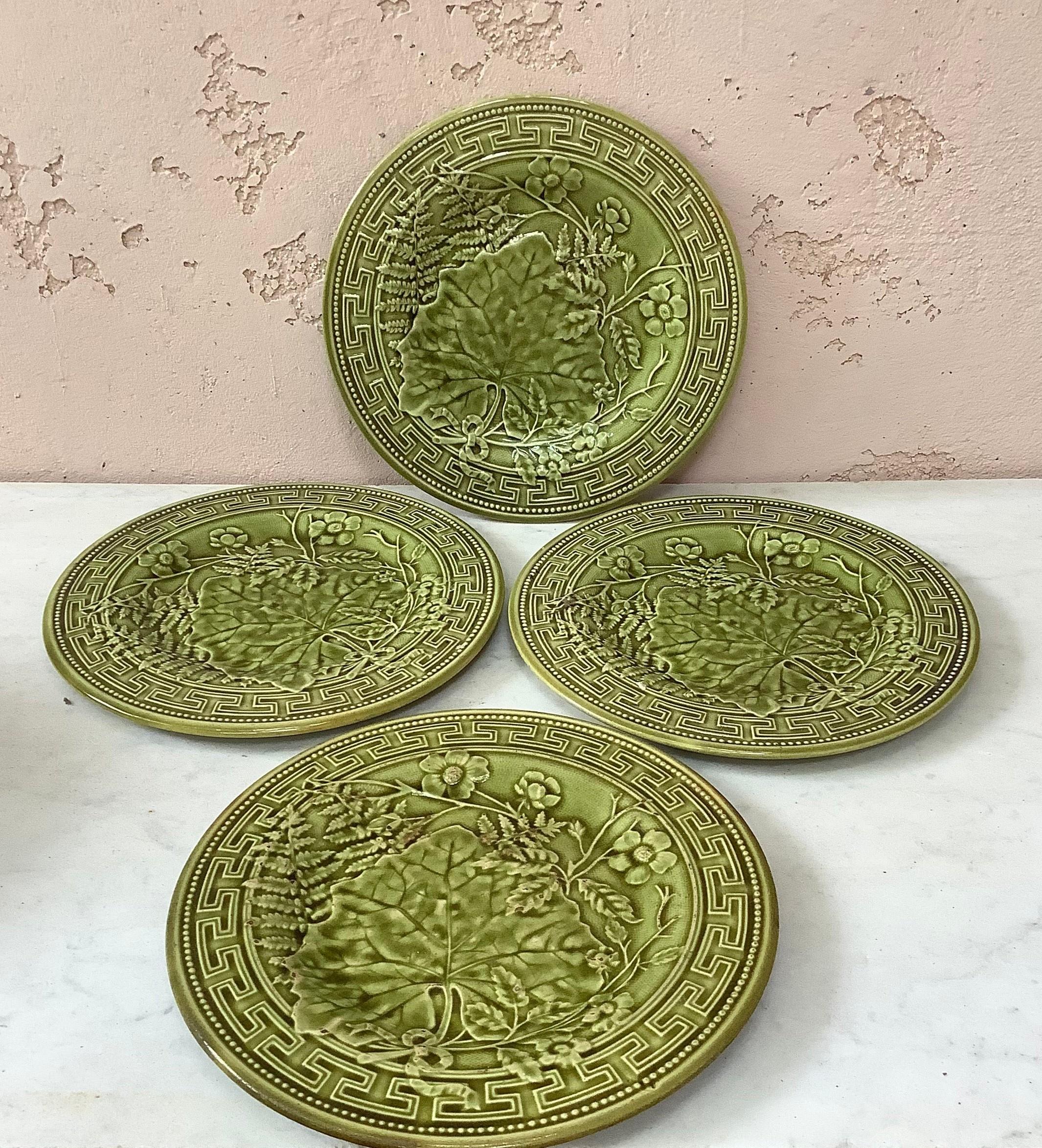 19th Century Green Majolica Leaves Flowers Plate Choisy le Roi In Good Condition In Austin, TX