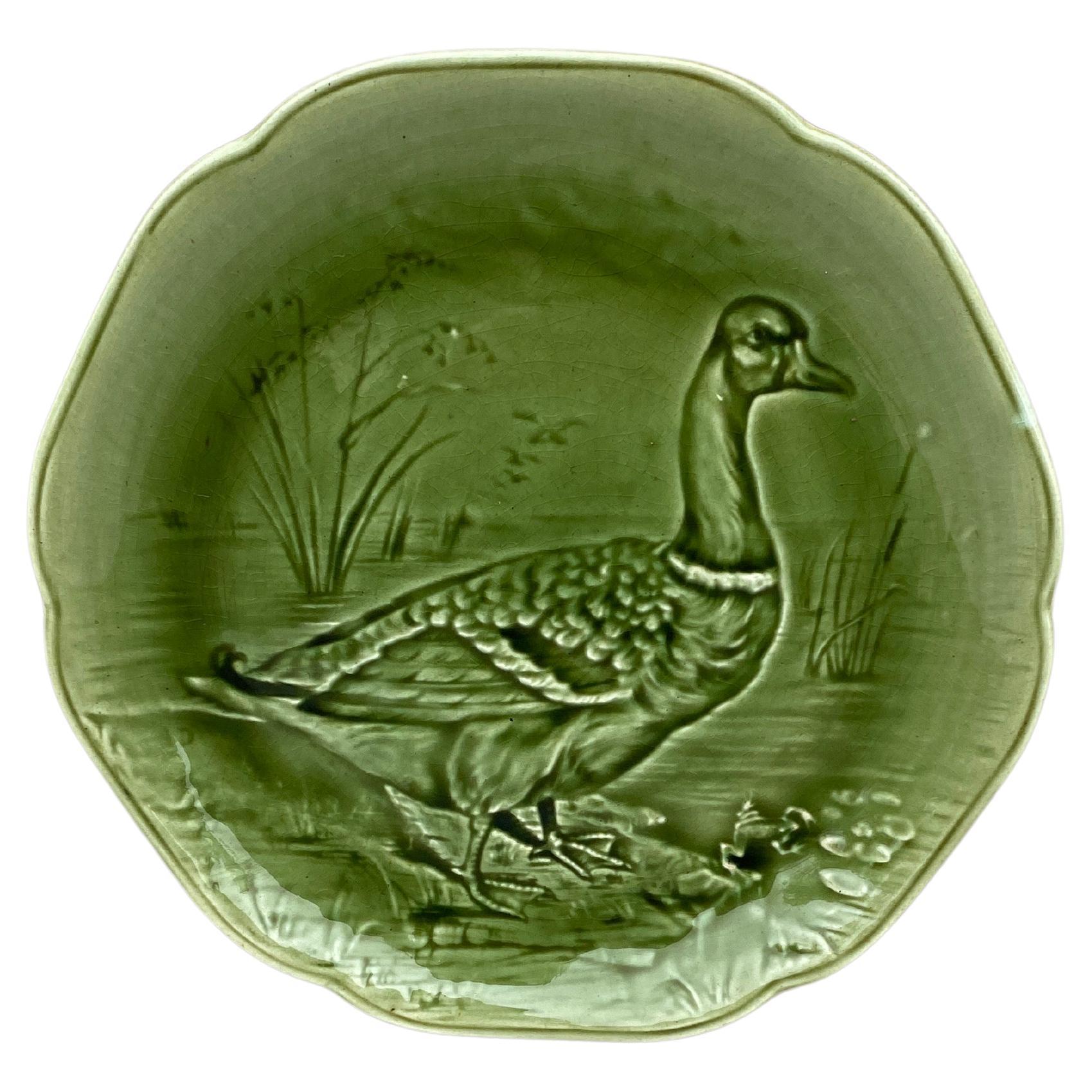 Plato de mayólica verde del siglo XIX con pato azulón Choisy Le Roi en venta