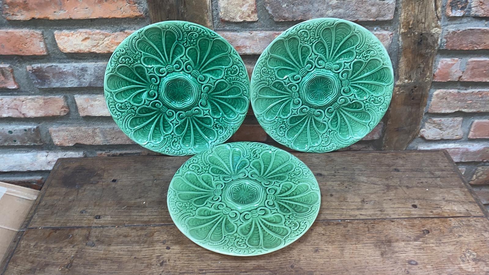 19th Century Green Majolica Oyster Plate In Good Condition For Sale In Austin, TX