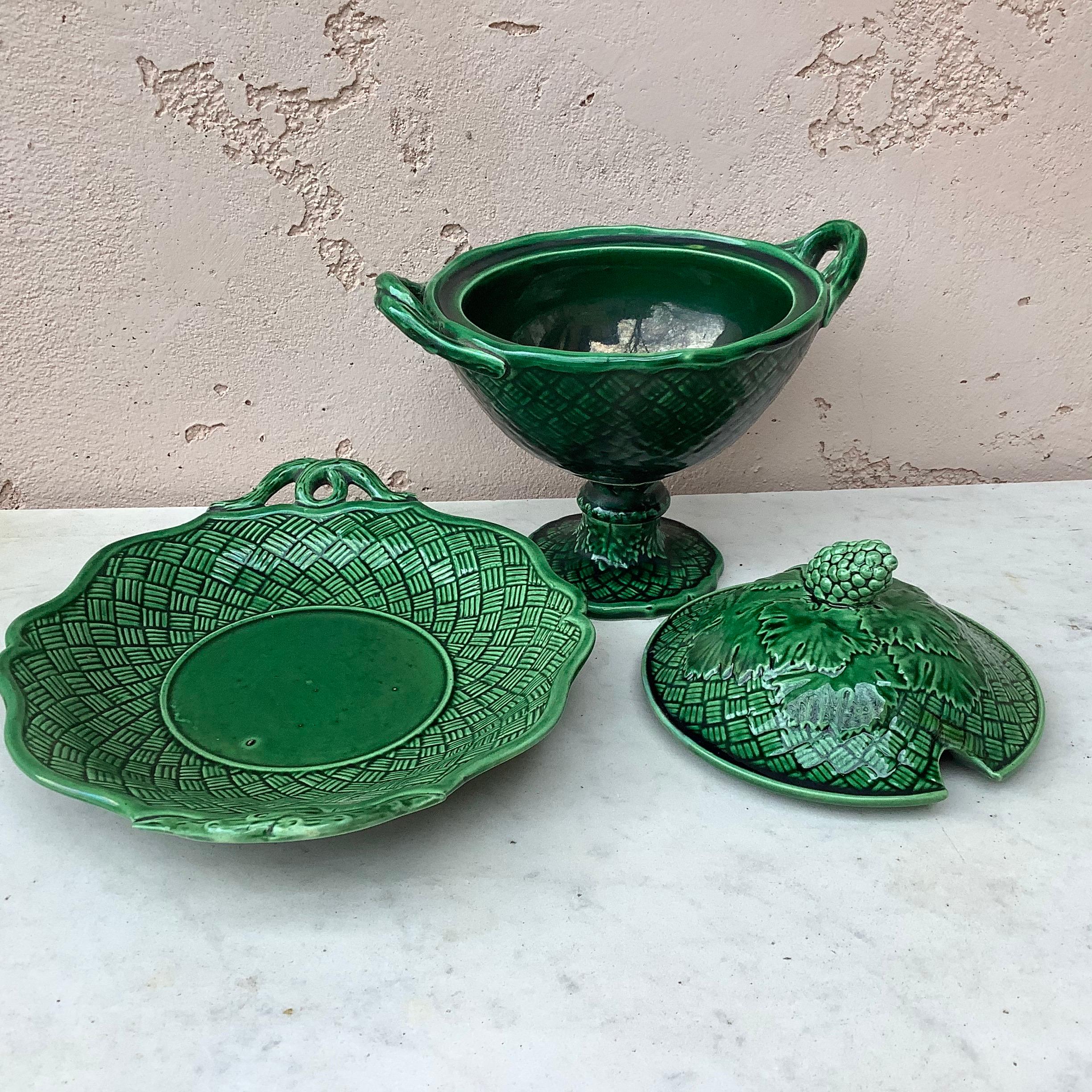 19th Century Green Majolica Tureen with Stand Bordeaux In Good Condition In Austin, TX