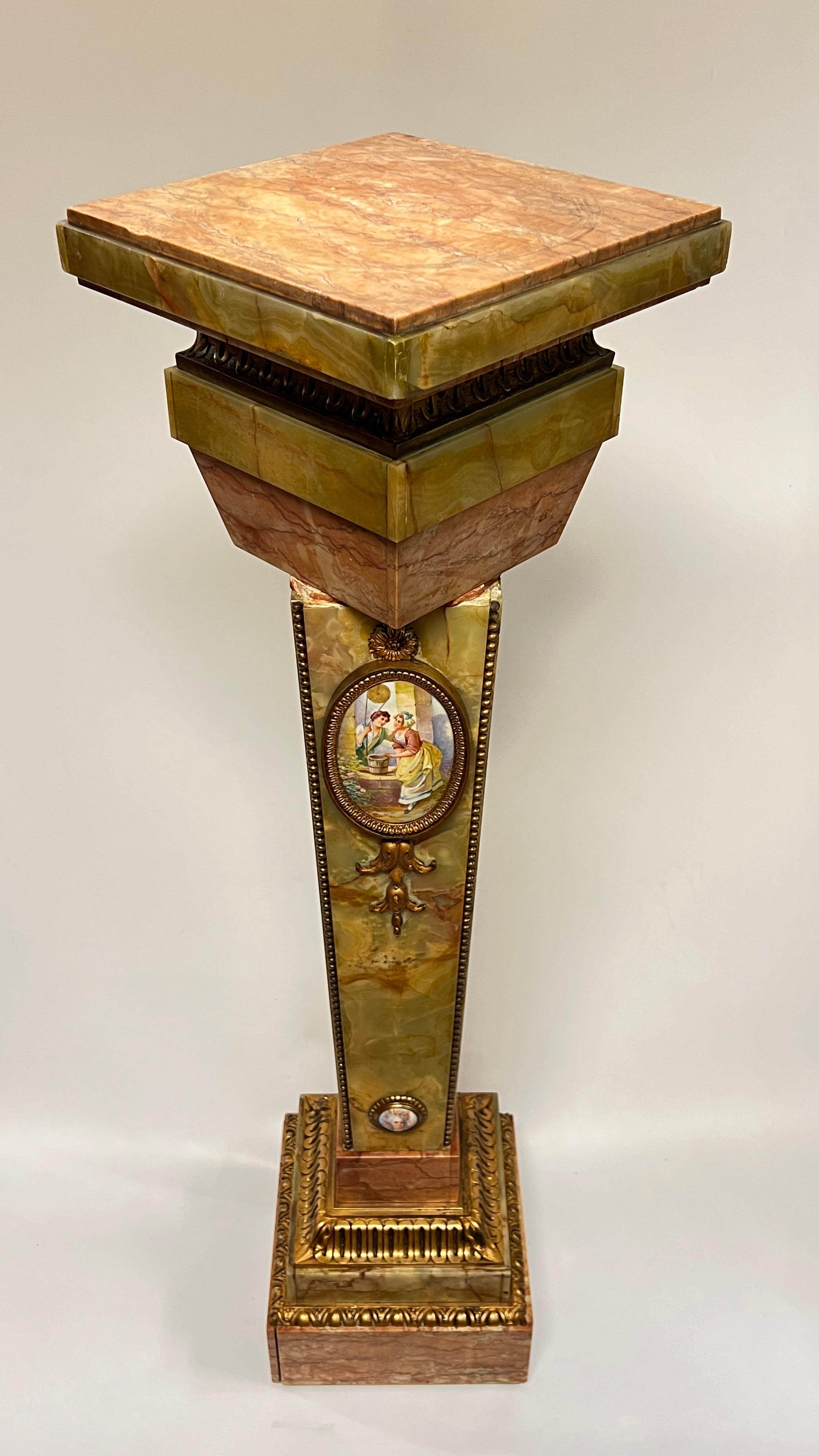 Drehbarer Sockel aus grünem Onyx und Marmor des 19. Jahrhunderts mit Porzellanplakette (Louis XVI.) im Angebot
