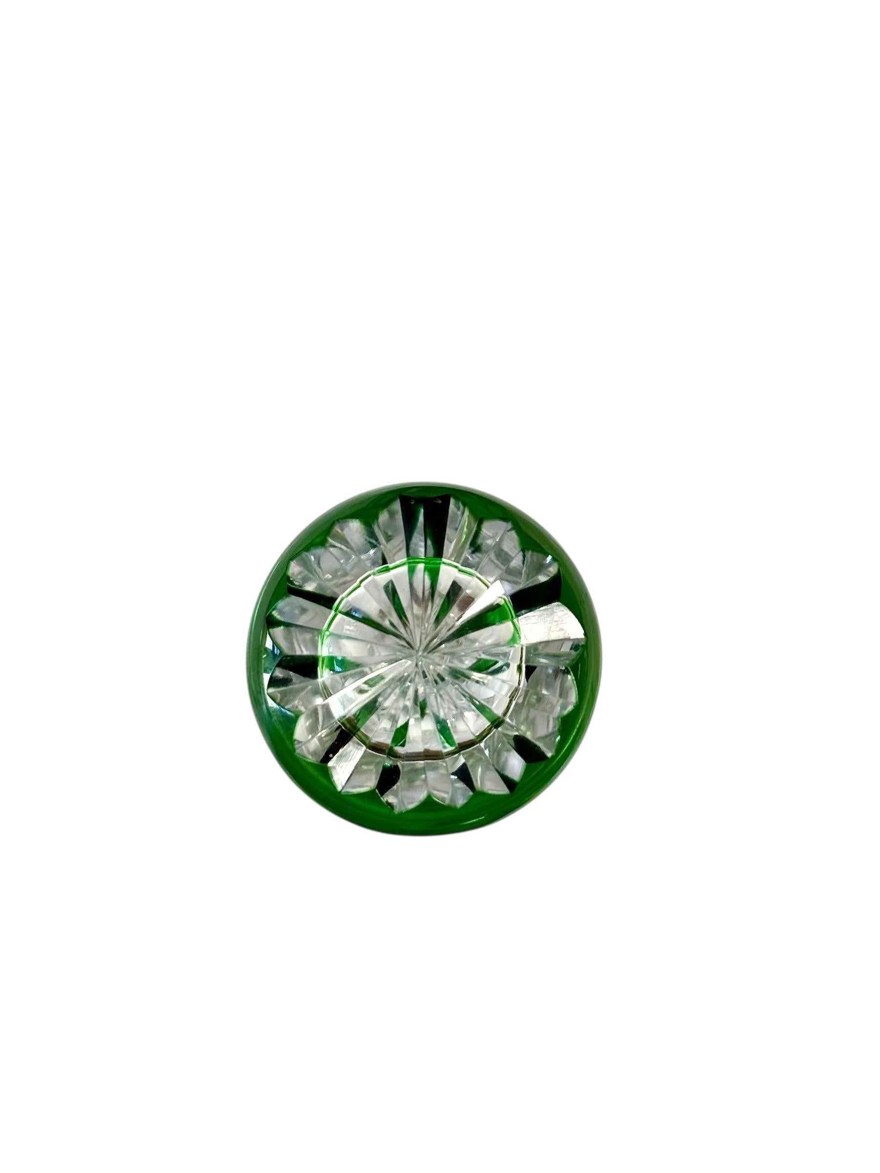 19th Century Green Overlay Crystal Decanter with Faceted Handle In Good Condition For Sale In LA CIOTAT, FR