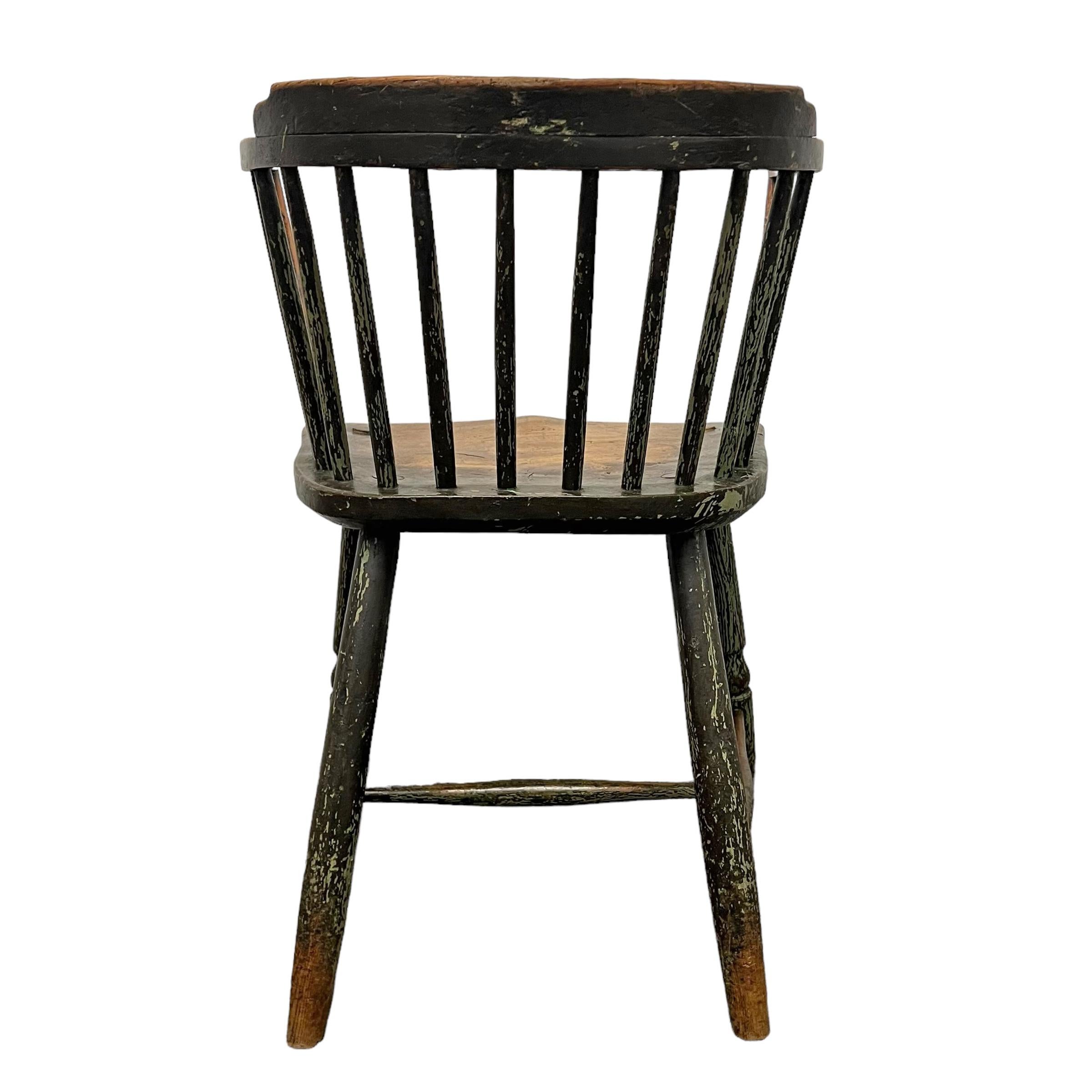 Orme Chaise Windsor du 19ème siècle à dossier bas peint en vert en vente