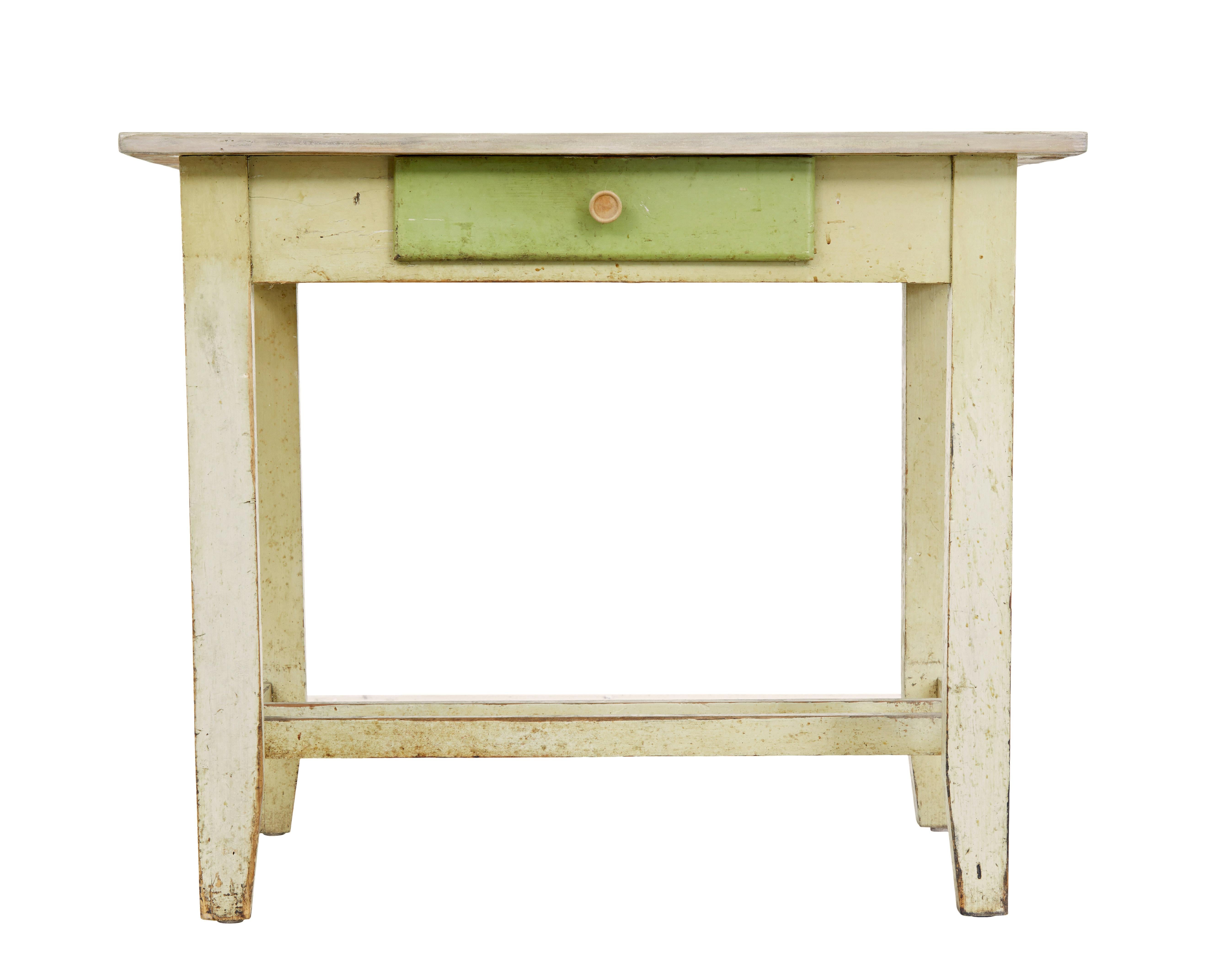 Grün bemalter skandinavischer Beistelltisch aus dem 19. Jahrhundert, um 1890.

Praktischer Tisch für viele Verwendungszwecke im Haus, der sich auch gut als Flurtisch oder im Gartenzimmer eignet.

Der rechteckige Sockel wurde später vom Rest des