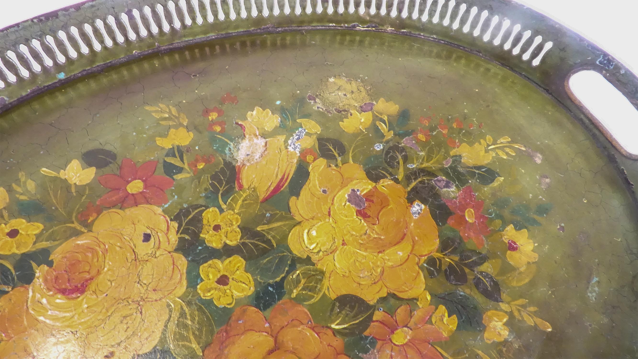 19th Century green tray with flowers in hand-painted metal. France 1960's In Fair Condition In Barcelona, Cataluna