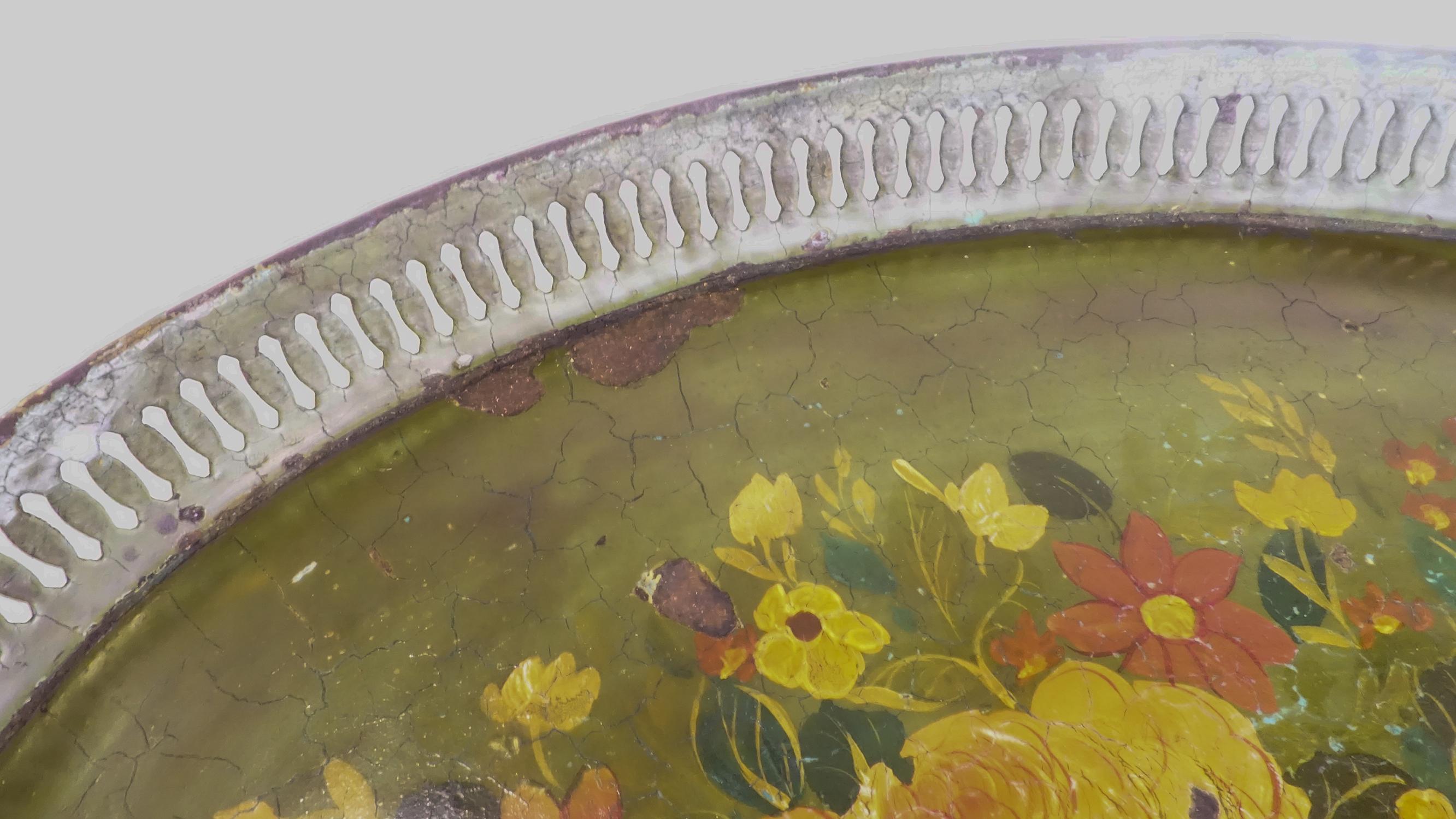 Metal 19th Century green tray with flowers in hand-painted metal. France 1960's