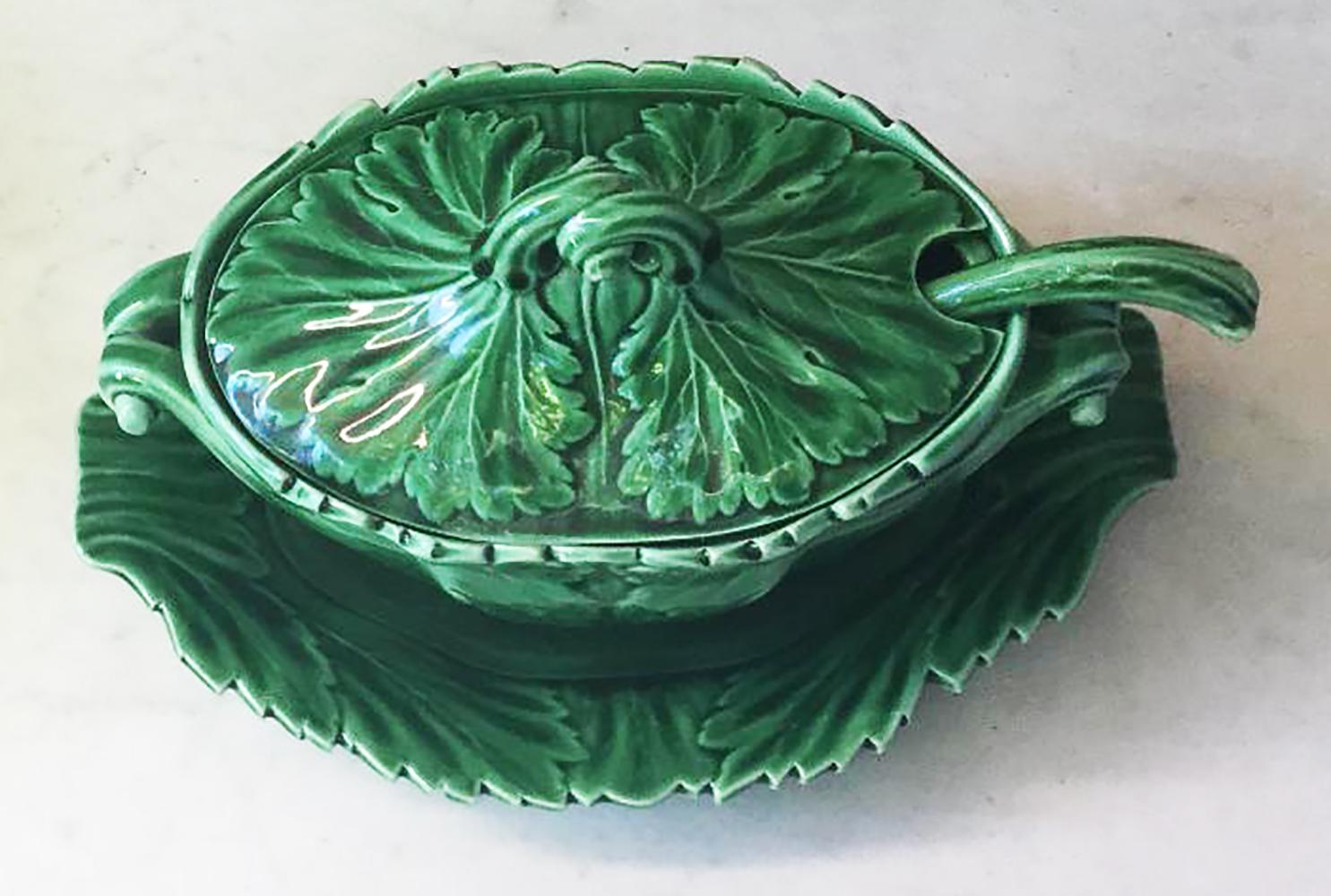19th century Classical Victorian green Majolica tureen with ladle and stand signed Spode.
The tureen is decorated with leaves.
Tureen / 8